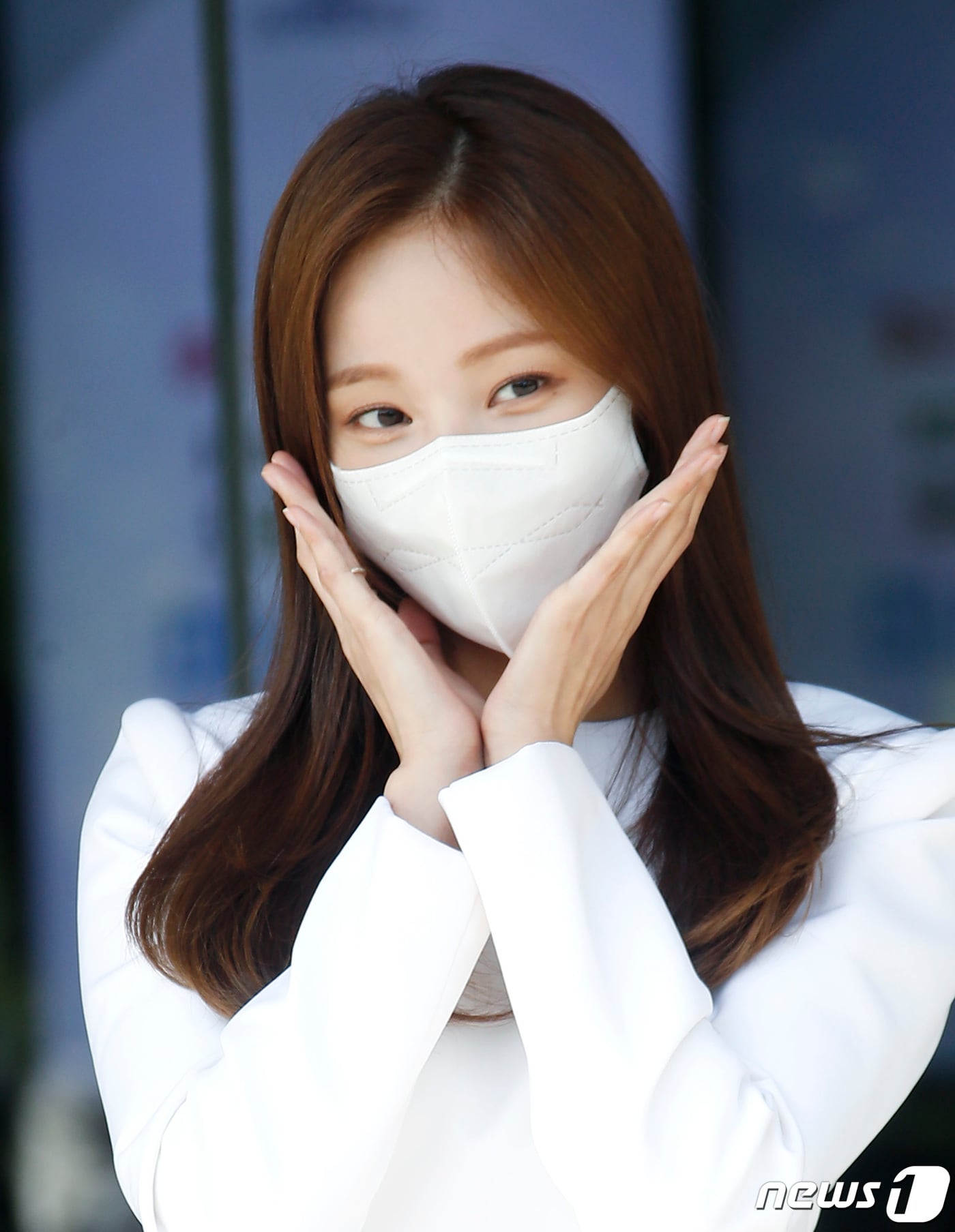 모모랜드 출신 배우 연우가 16일 오후 서울 영등포구 KBS 별관에서 진행되는 KBS2 새 수목드라마 ‘달리와 감자탕’(극본 손은혜 박세은, 연출 이정섭) 제작발표회 참석을 위해 방송국으로 들어서며 인사를 하고 있다. 연우는 최근 배우 이민호와 열애설이 불거지기도 했다. ‘달리와 감자탕’은 ‘무지-무식-무학’ 3無하지만 생활력 하나는 끝내 주는 ‘가성비 주의’ 남자와 본 투 비 귀티 좔좔이지만 생활 무지렁이인 ‘가심비 중시’ 여자가 미술관을 매개체로 서로의 간극을 좁혀가는 ‘아트’ 로맨스이다. 2021.9.16/뉴스1 ⓒ News1 권현진 기자