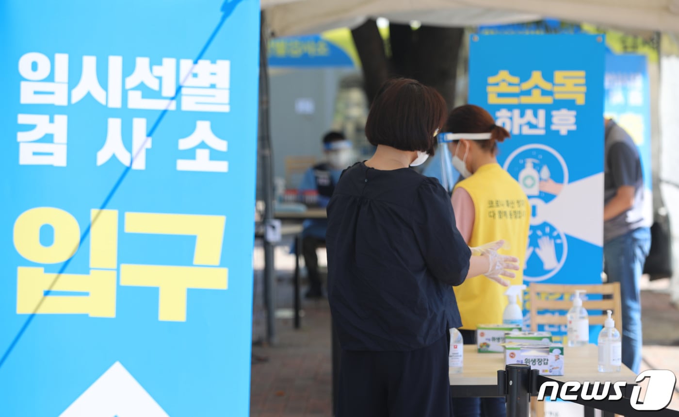 17일 오후 경기도 용인시 처인구 경부고속도로 용인휴게소(인천방향)에 설치된 임시선별검사소에서 시민들이 신종 코로나바이러스 감염증(코로나19) 검체 검사를 받기 위해 줄을 서 있다. 중앙재난안전대책본부는 추석 연휴에도 기존 여름 휴가철에 설치된 경부고속도로 안성휴게소(서울방향) , 중부고속도로 이천휴게소(하남방향), 서해안고속도로 화성휴게소(서울방향), 영동고속도로 용인휴게소(인천방향)의 임시선별검사소 4곳을 연장 운영한다고 밝혔다 2021.9.17/뉴스1 ⓒ News1 김영운 기자