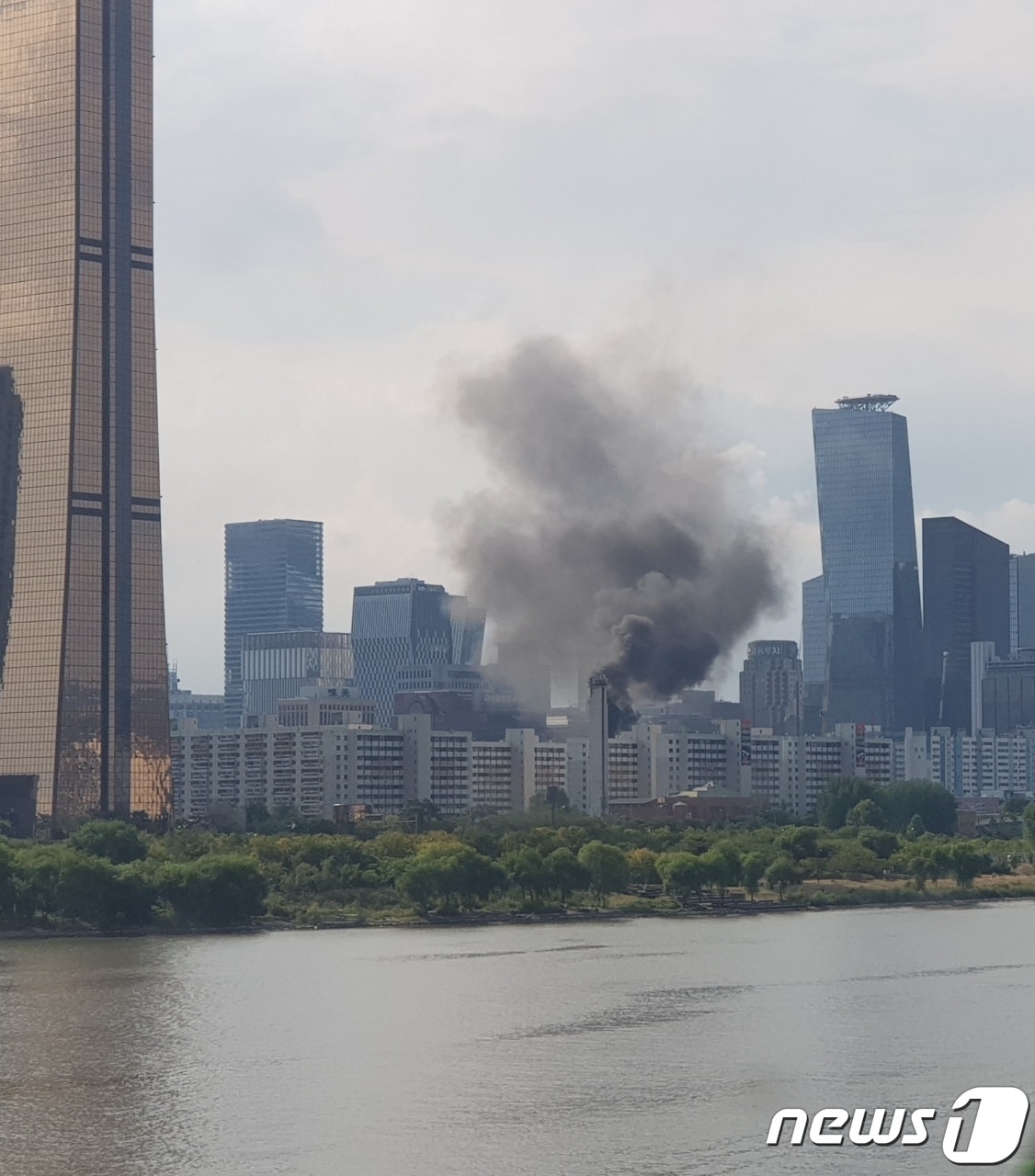 서울 영등포구 여의도동의 100여세대가 사는 아파트에 화재가 발생했다. ⓒ 뉴스1 홍기삼 기자