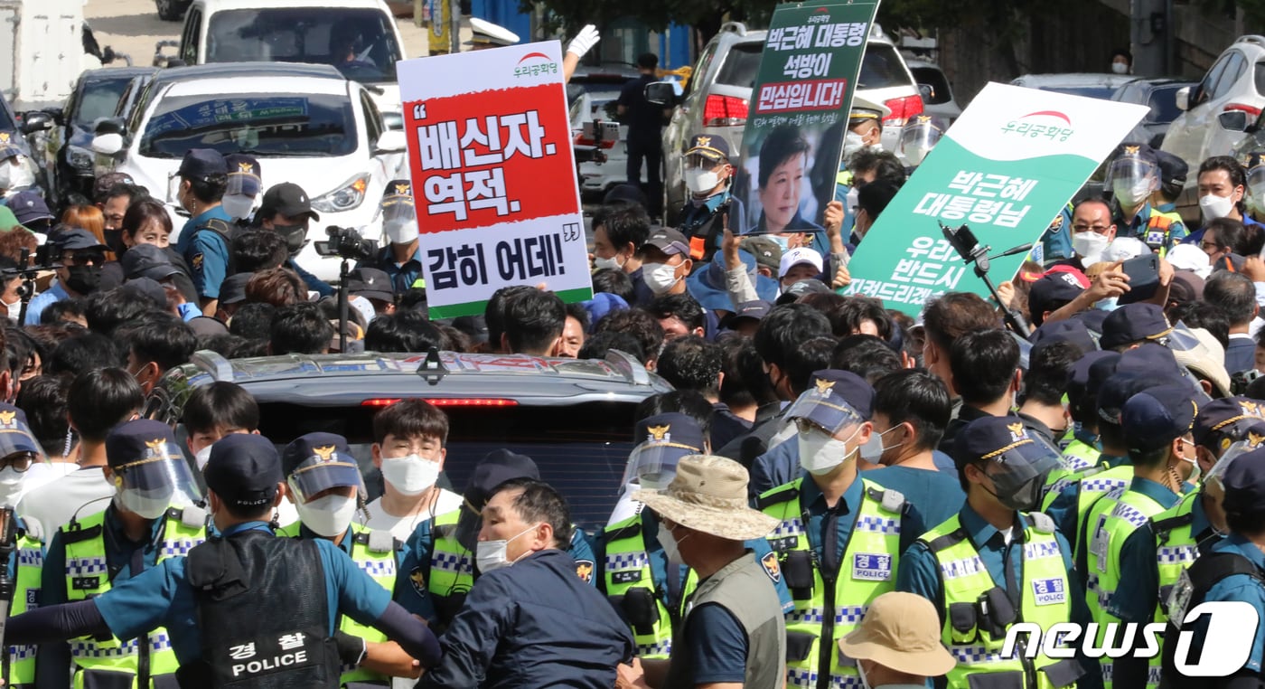 2021년 9월 19일 경북 구미 박정희 추모관을 찾아 참배를 마친 유승민 국민의힘 대선 예비후보가 차를 타고 떠나려 하자 박근혜 지지자들이 차량 앞을 막고 있다. 2021.9.19 ⓒ 뉴스1 정우용 기자