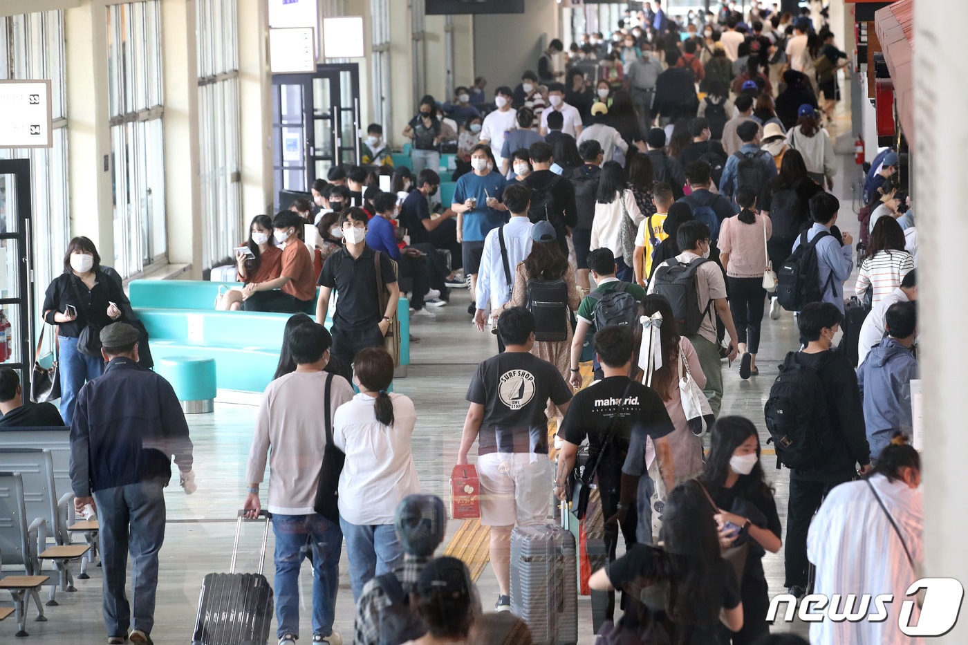 추석연휴 마지막날인 22일 서울 강남구 서울고속버스터미널에 도착한 귀경객들이 집으로 향하고 있다. 2021.9.22/뉴스1 ⓒ News1 임세영 기자