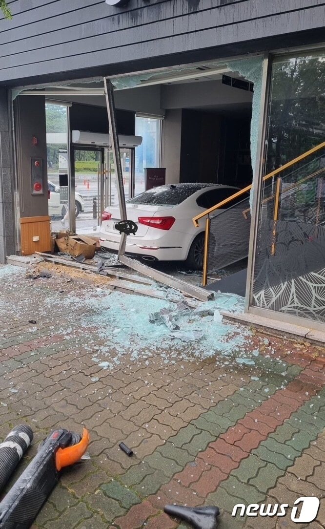 22일 오전 11시56분쯤 경남 진주시 가좌동 경상국립대학교 앞 도로변에서 승용차가 인도를 가로질러 스타벅스 매장으로 돌진했다. 사진은 사고현장. (독자제공) ⓒ 뉴스1