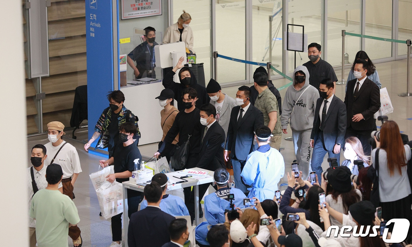 방탄소년단(BTS) RM , 진, 슈가, 제이홉, 지민, 뷔, 정국이 UN 총회를 성공적으로 마치고 24일 새벽 인천국제공항을 통해 입국하고 있다. 2021.9.24/뉴스1 ⓒ News1 권현진 기자