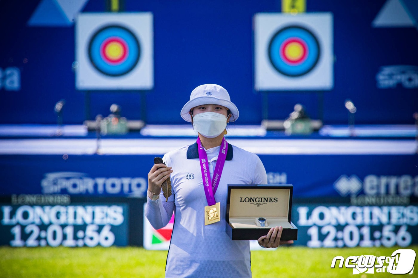 양궁 국가대표 장민희(인천대)가 지난 9월27일(한국시간) 미국 사우스다코타주 양크턴에서 열린 2021 세계양궁선수권대회 여자 개인전에서 우승한 후 기념촬영을 하고 있다. (세계양궁연맹 제공) 2021.9.27/뉴스1
