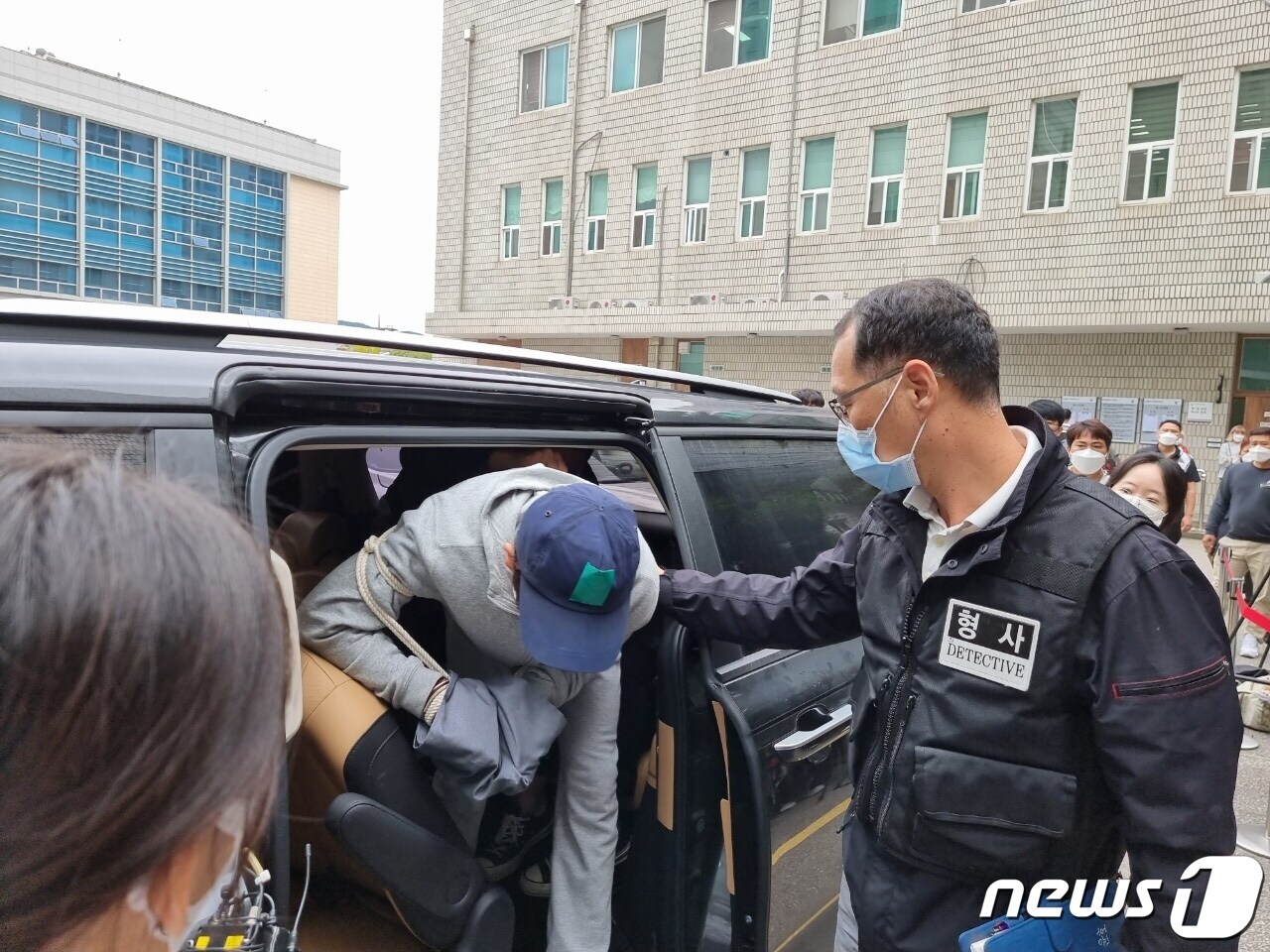 의정부지법 영장실질심사에 출석하는 20대 도주범 ⓒ 뉴스1