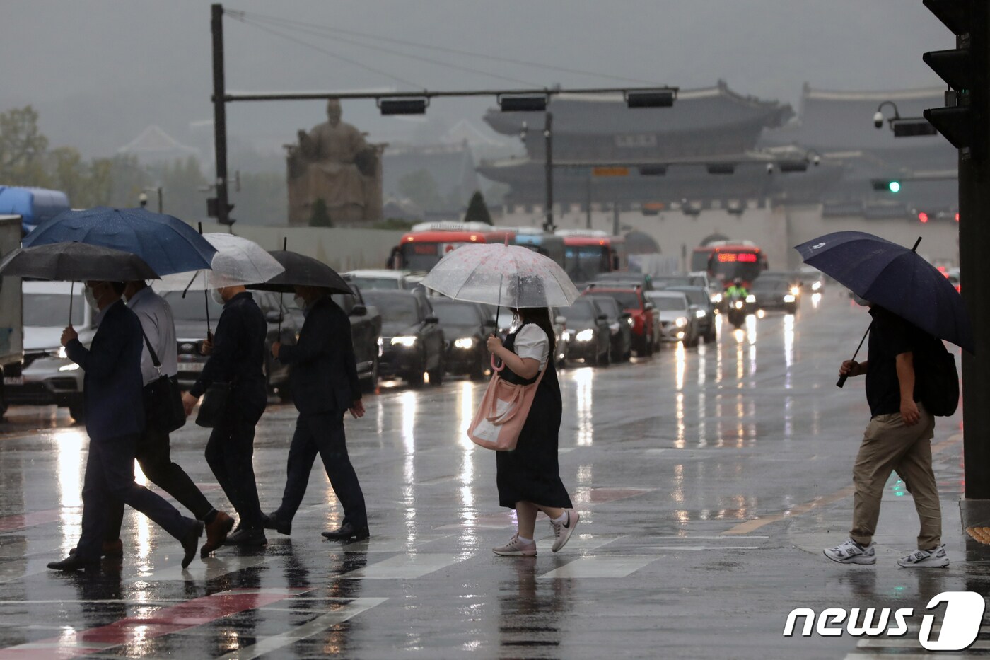 가을비가 내린 29일 오전 서울 세종대로 사거리에서 우산을 쓴 시민들이 발걸음을 재촉하고 있다.  2021.9.29/뉴스1 ⓒ News1 황기선 기자