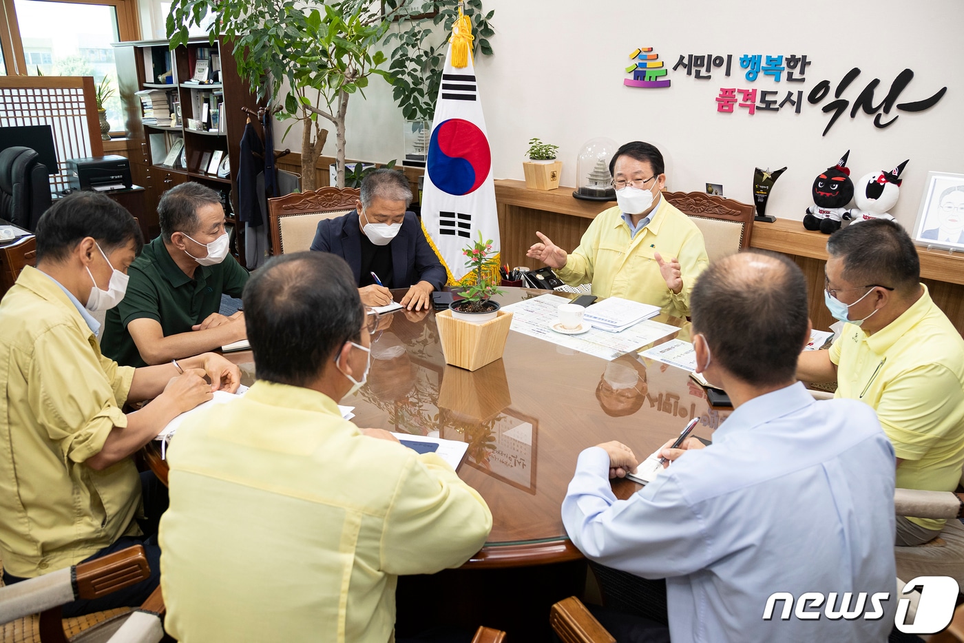 전북 익산시시는 3일 익산개인택시조합 김주식 조합장, 전국택시산업노동조합 익산시지부 천용석 지부장 등 택시업계 관계자 4명과 간담회를 개최하고 택시산업의 발전을 위해 ‘익산 공공형 호출’어플 도입 추진방안에 대해 논의했다(익산시 제공)2021.9.3/뉴스1