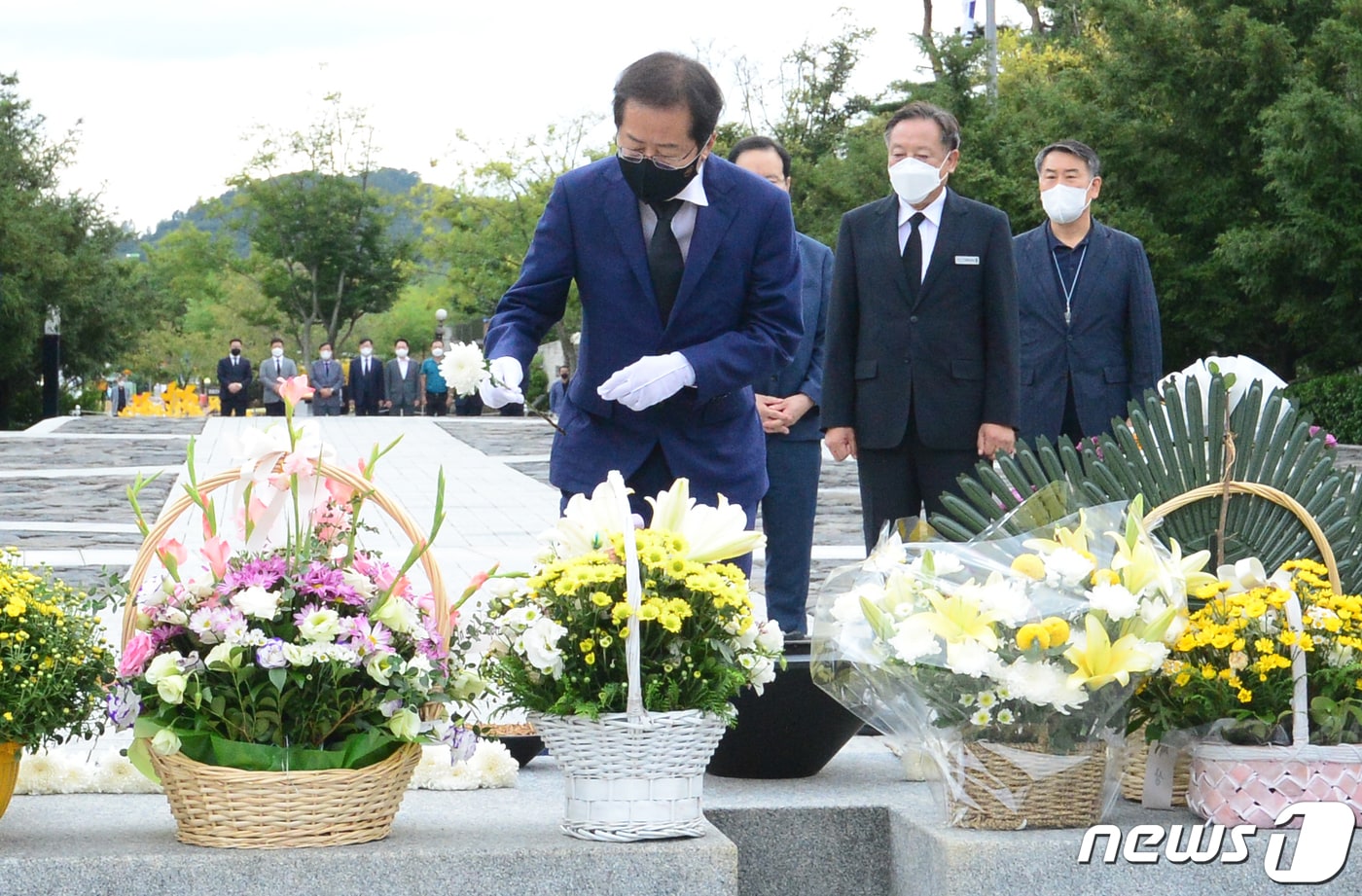 홍준표 국민의힘 대선경선 후보가 2019년 9월 3일 오후 경남 김해시 진영읍 봉하마을 故 노무현 전 대통령 묘역을 찾아 헌화하고 있다. 2021.9.3/뉴스1 ⓒ News1 DB