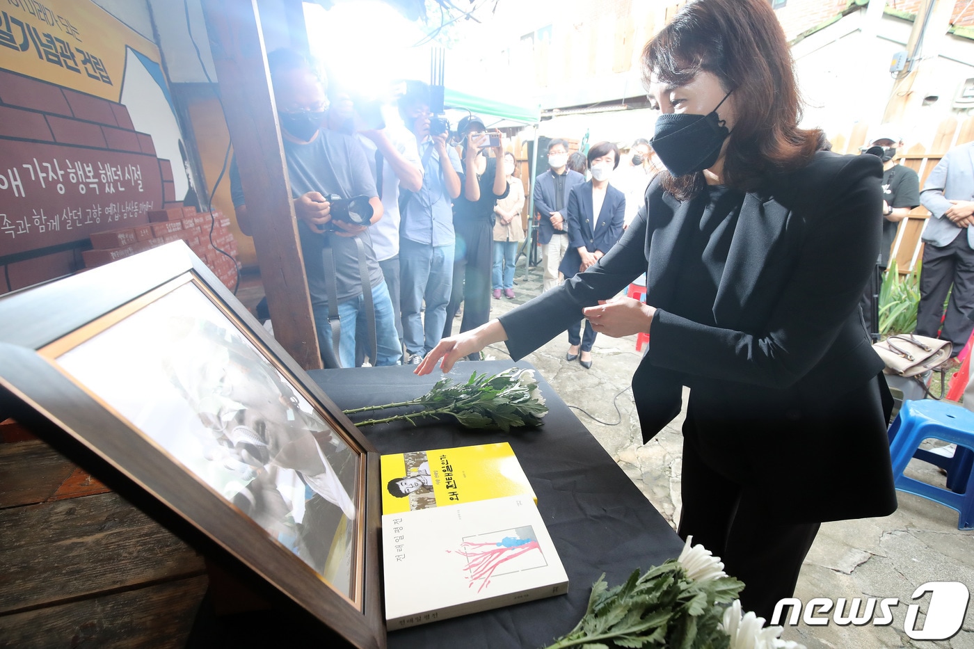 2021년 9월 당시 더불어민주당 대권 주자인 이재명 경기도지사 부인 김혜경씨가 대구 중구 남산동 전태일 열사 옛집에서 열린 전 열사 어머니이자 사회운동가 이소선 여사(1929~2011) 10주기 기념식에 참석해 헌화하고 있다. 2021.9.3/뉴스1 ⓒ News1 공정식 기자
