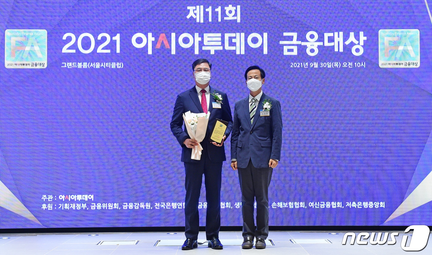BNK경남은행 서울영업본부 여창현 상무가 지방은행부문 지역경제 최우수 상패를 받은 뒤 기념촬영하고 있다(BNK경남은행제공)ⓒ 뉴스1