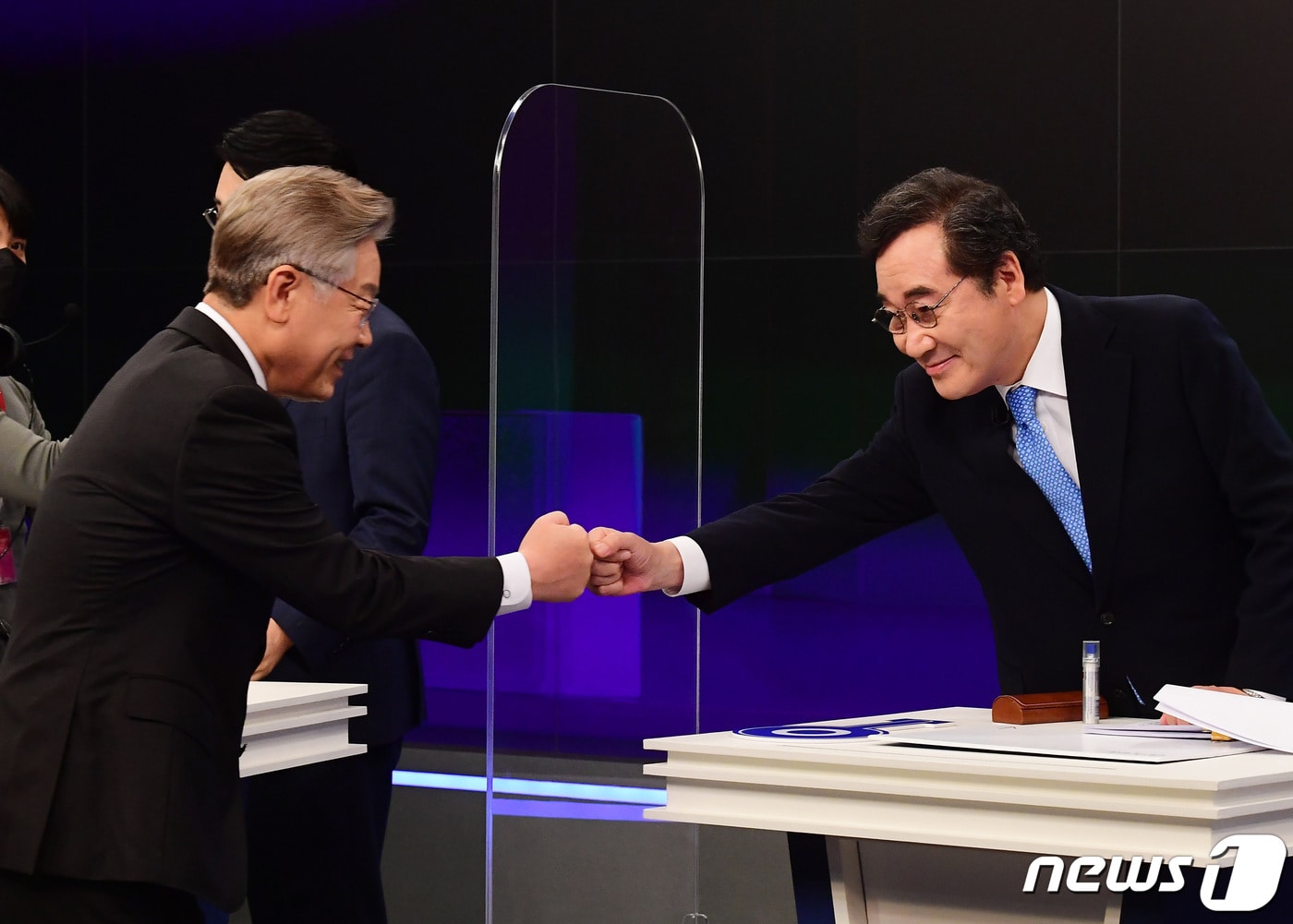 2021년 9월 30일 더불어민주당 이재명, 이낙연 대선 예비후보가 서울 중구 TV조선에서 열린 방송토론회에 참석해 인사를 나누고 있다. ⓒ News1 국회사진취재단