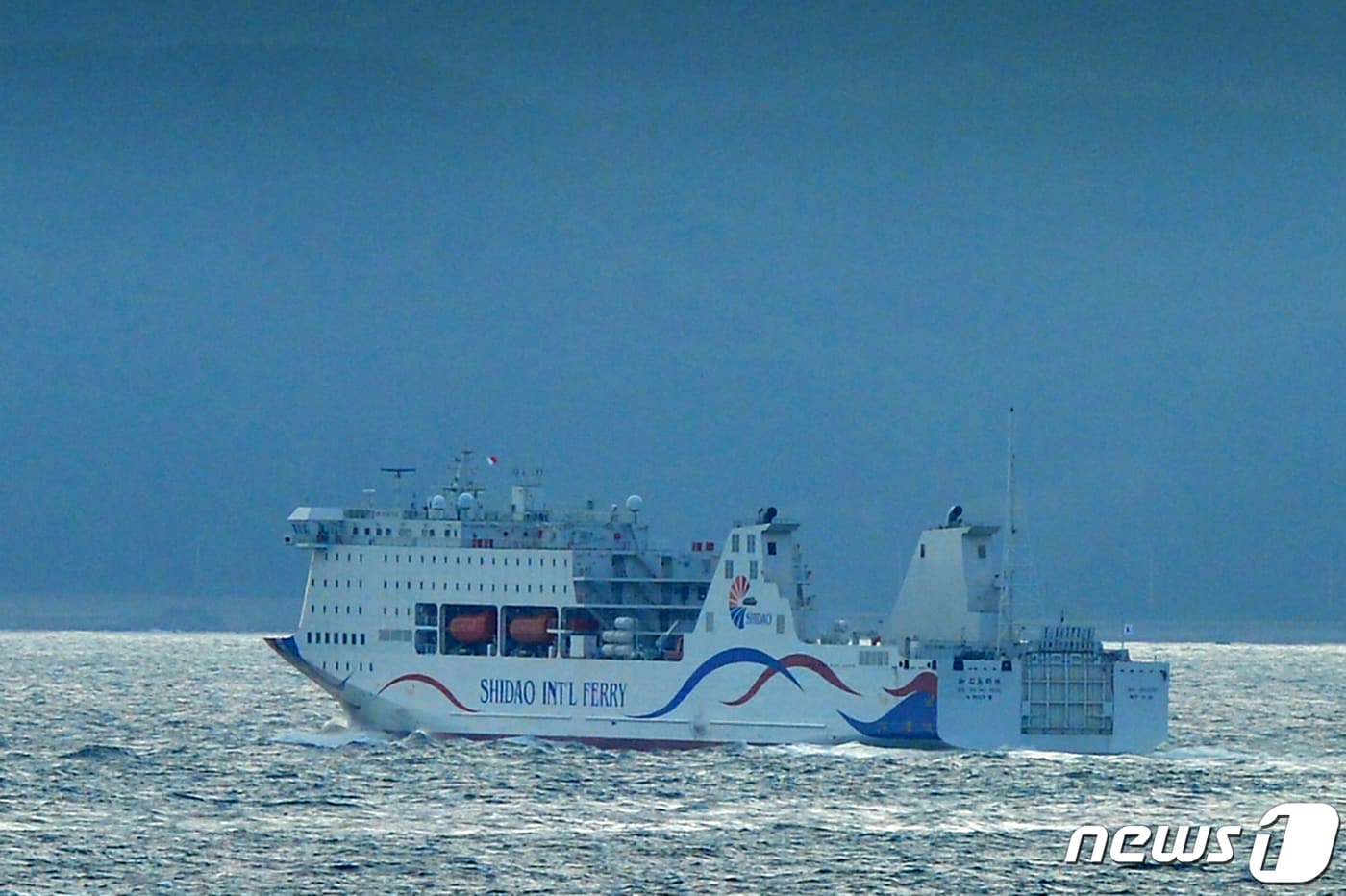 2021년 9월 6일 경북 포항~울릉 항로에 취항을 앞둔 울릉크루즈(주) 뉴시다오펄호가 포항 영일만항에서 울릉도 사동항으로 시범운항에 나선 모습. 2017년 7월 건조된 뉴시다오펄호는 1만1919톤급,길이 170m로 1200명의 여객과 7500톤의 화물을 실을 수 있다. 최대 20노트(38km)의 속력으로 포항을 출발, 울릉 사동항까지 6시간 30분만에 도착한다.(뉴스1 자료, 재판매 및 DB금지) ⓒ News1 최창호 기자