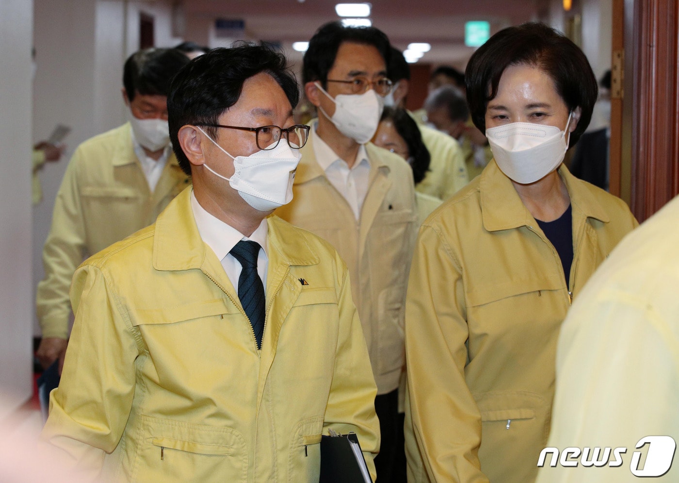 유은혜 부총리 겸 교육부 장관(오른쪽)과 박범계 법무부 장관이 7일 서울 종로구 정부서울청사에서 열린 국무회의에 참석하고 있다. 2021.9.7/뉴스1 ⓒ News1 박정호 기자