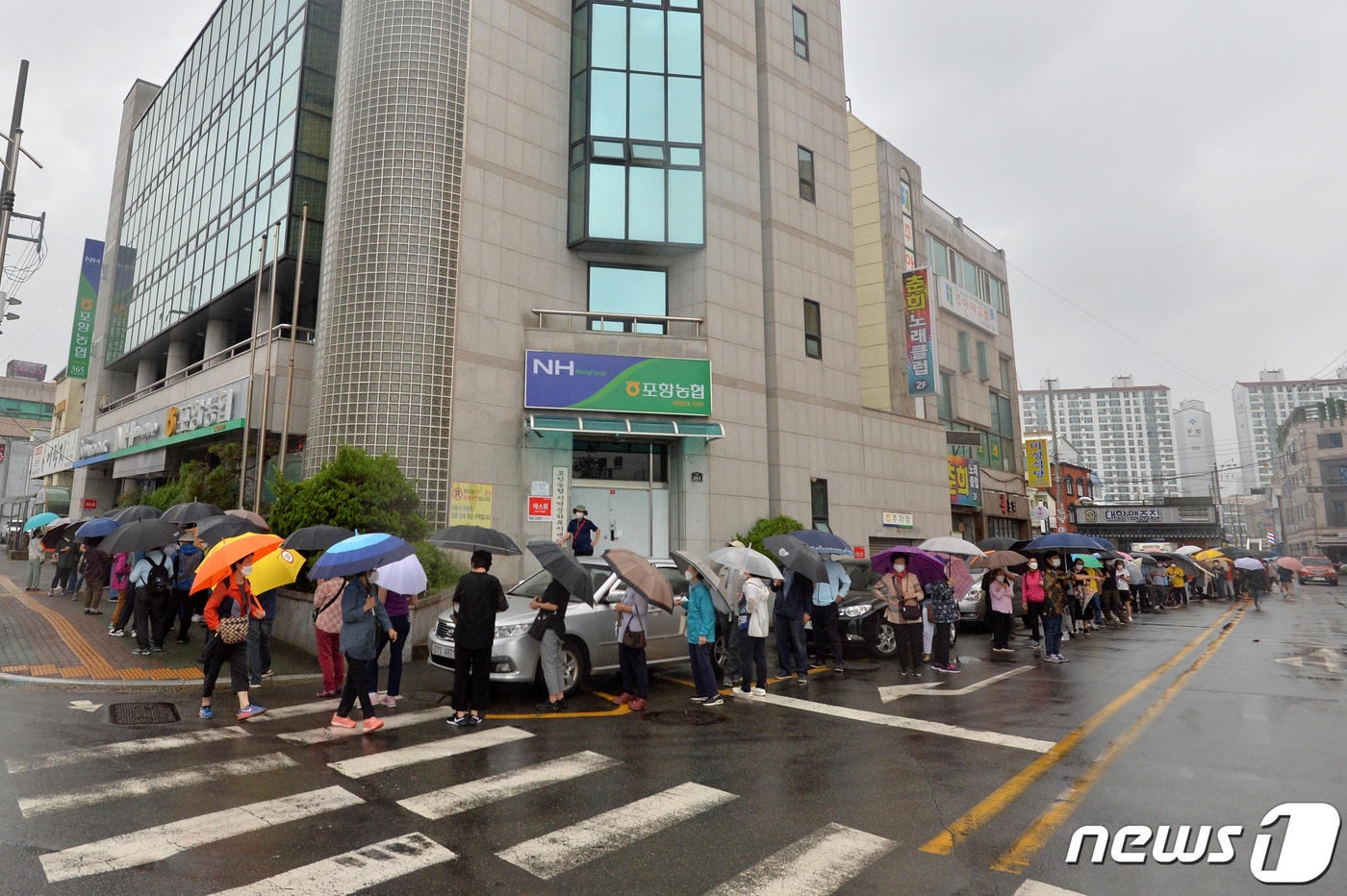 지난해 9월 7일 경북 포항시 포항농협 앞에서 시민들이 포항사랑상품권을 구입하기 위해 긴 줄을 서서 기다리고 있다. 포항시는 당시 추석을 맞아 500억 원 규모의 상품권을 10%할인된 가격에 판매했다.2021.9.7/뉴스1 ⓒ News1 최창호 기자