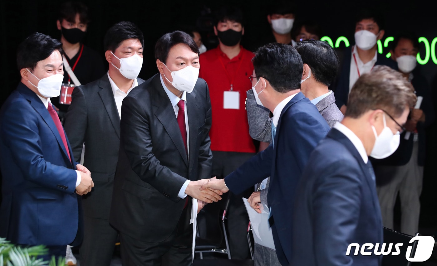 7일 오후 서울 강서구 ASSA빌딩 방송스튜디오에서 열린 국민의힘 대선 경선 후보 '체인지 대한민국, 3대 약속' 발표회에서 윤석열 , 유승민 후보가 악수하고 있다. 2021.9.7/뉴스1 ⓒ News1 오대일 기자