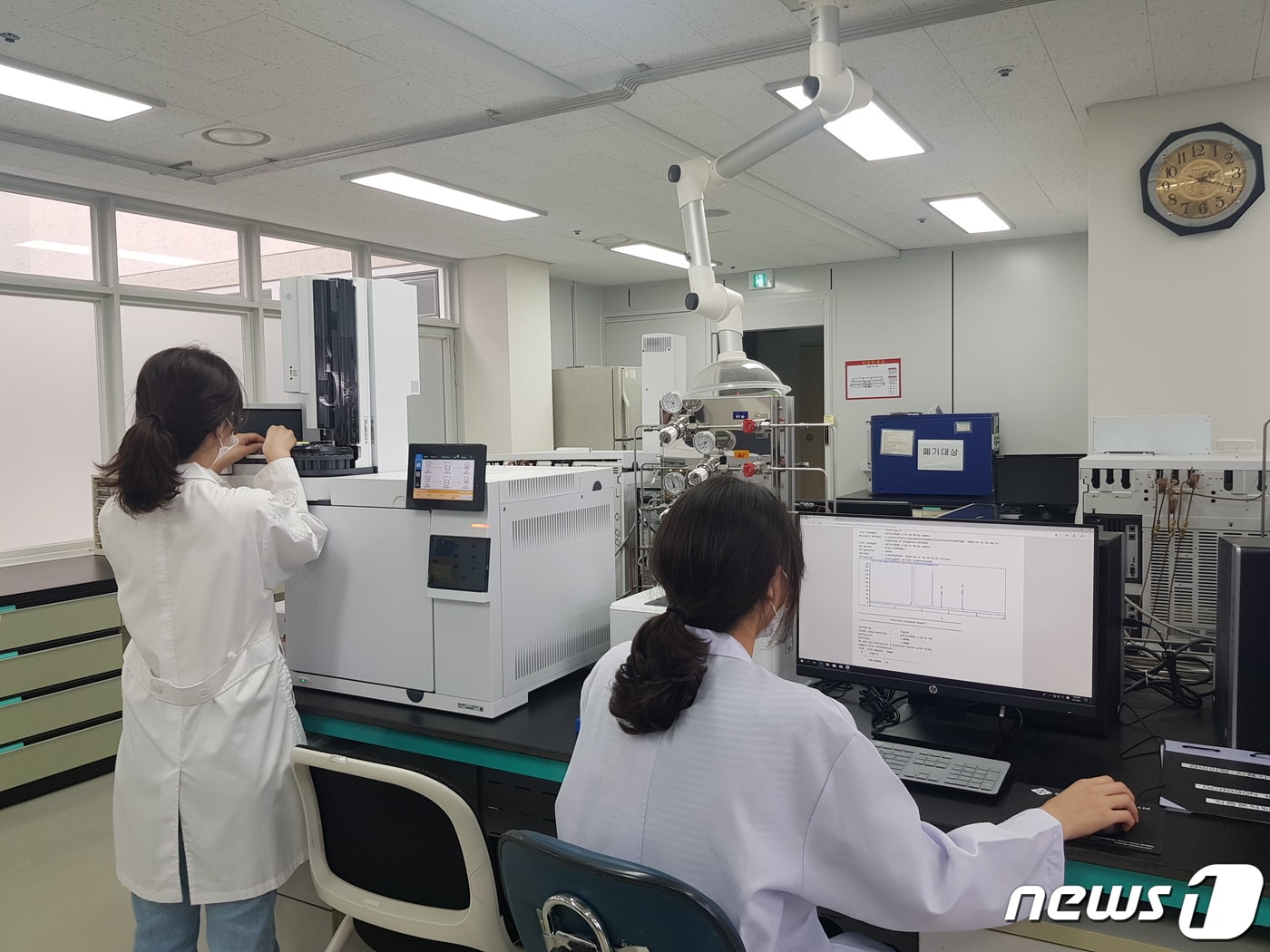 경남도 보건환경연구원이 식품 안전성 검사를 진행하고 있는 모습. (경남도 제공) ⓒ 뉴스1