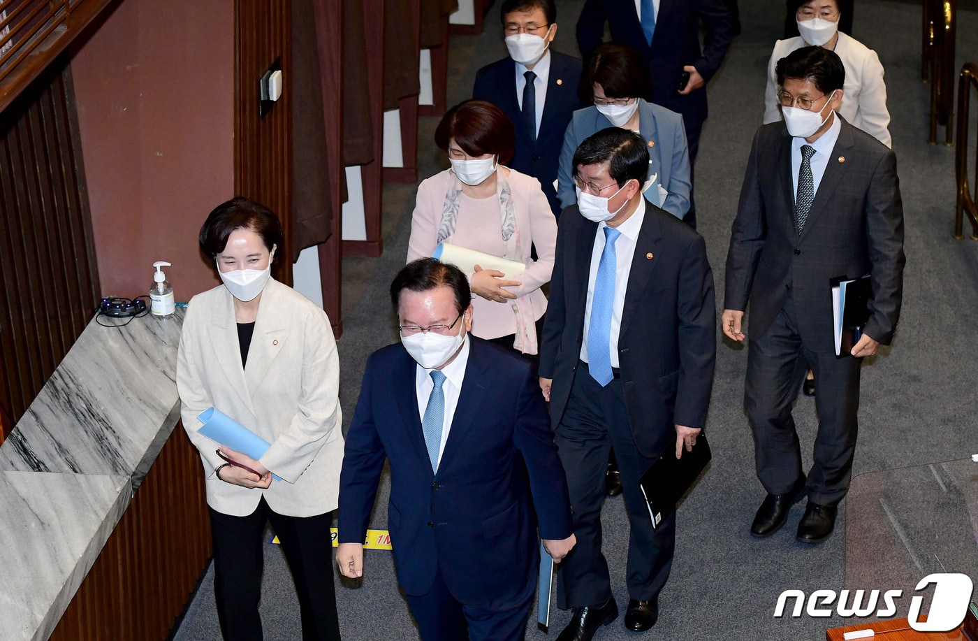 김부겸 국무총리를 비롯한 국무위원들이 8일 서울 여의도 국회에서 더불어민주당 교섭단체 대표연설을 위해 열린 본회의가 산회되자 나서고 있다. 2021.9.8/뉴스1 ⓒ News1 이동해 기자