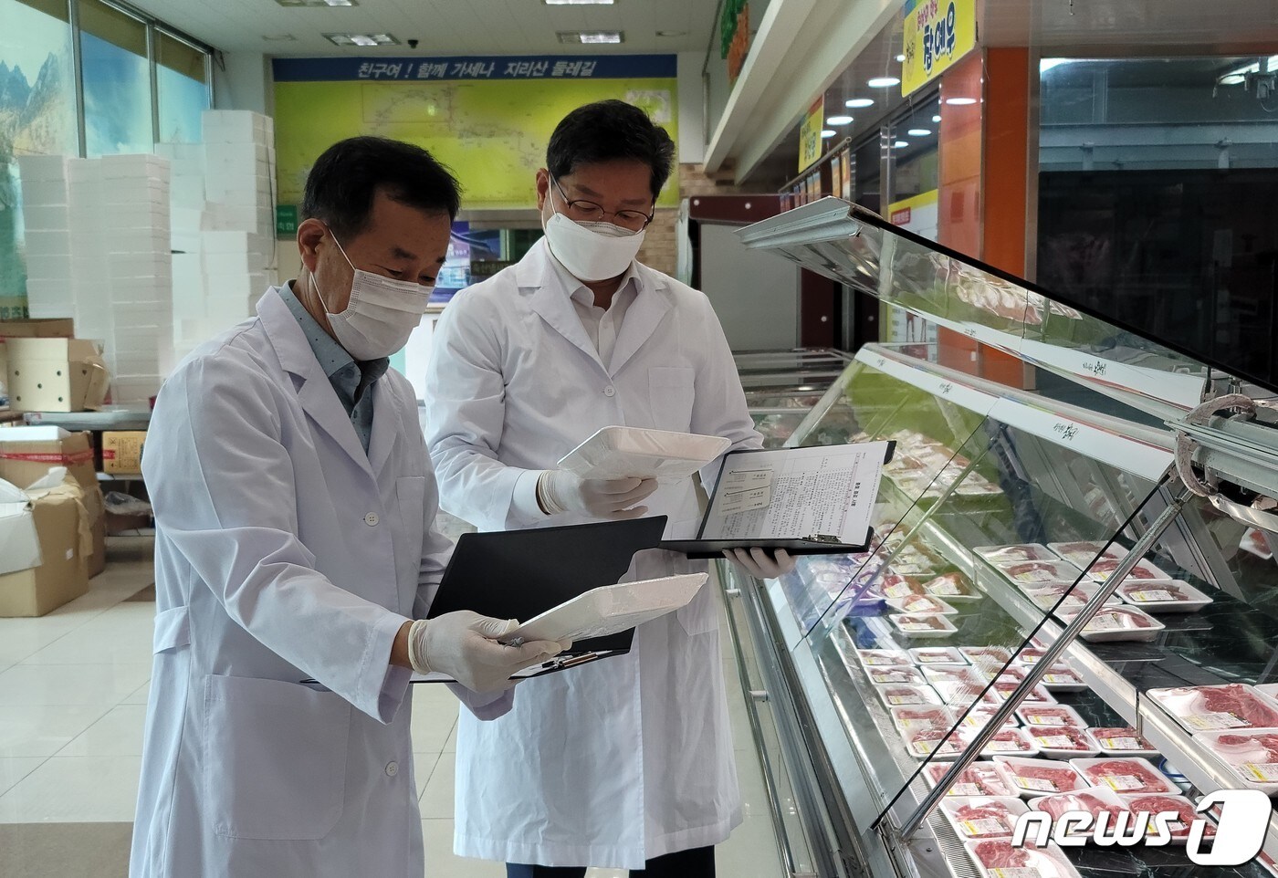 전북농협은 오는 17일까지 전북지역 농·축협 하나로마트, 축산물프라자 등의 판매장과 식육가공장에 대한 특별 위생·안전 점검을 실시한다.(전북농협 제공)2021.9.8/ⓒ 뉴스1