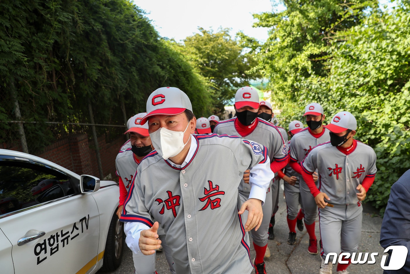 국민의힘 대선 주자인 윤석열 전 검찰총장이 8일 오후 모교인 충암고를 방문해 창단 후 처음으로 청룡기 전국고교야구선수권 대회를 우승한 야구부 선수들과 나란히 뛰고 있다. (윤석열 캠프 제공) 