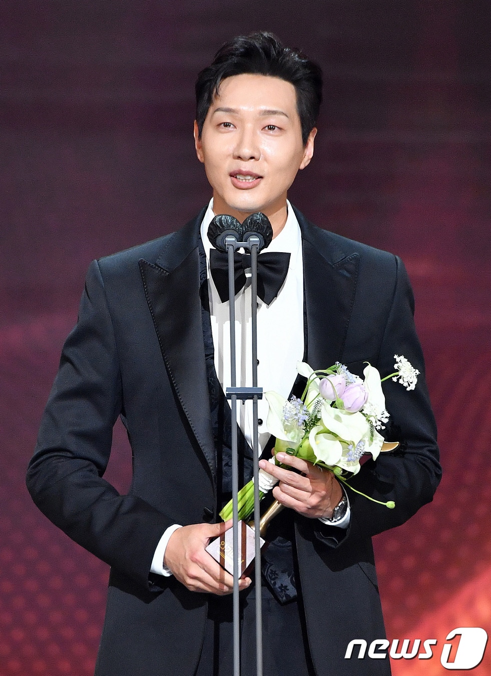 배우 지현우가 31일 온라인으로 진행된 '2021 KBS 연기대상'에 참석해 대상을 수상한 뒤 소감을 말하고 있다. (KBS 제공) 2021.1.1./뉴스1 ⓒ News1 권현진 기자