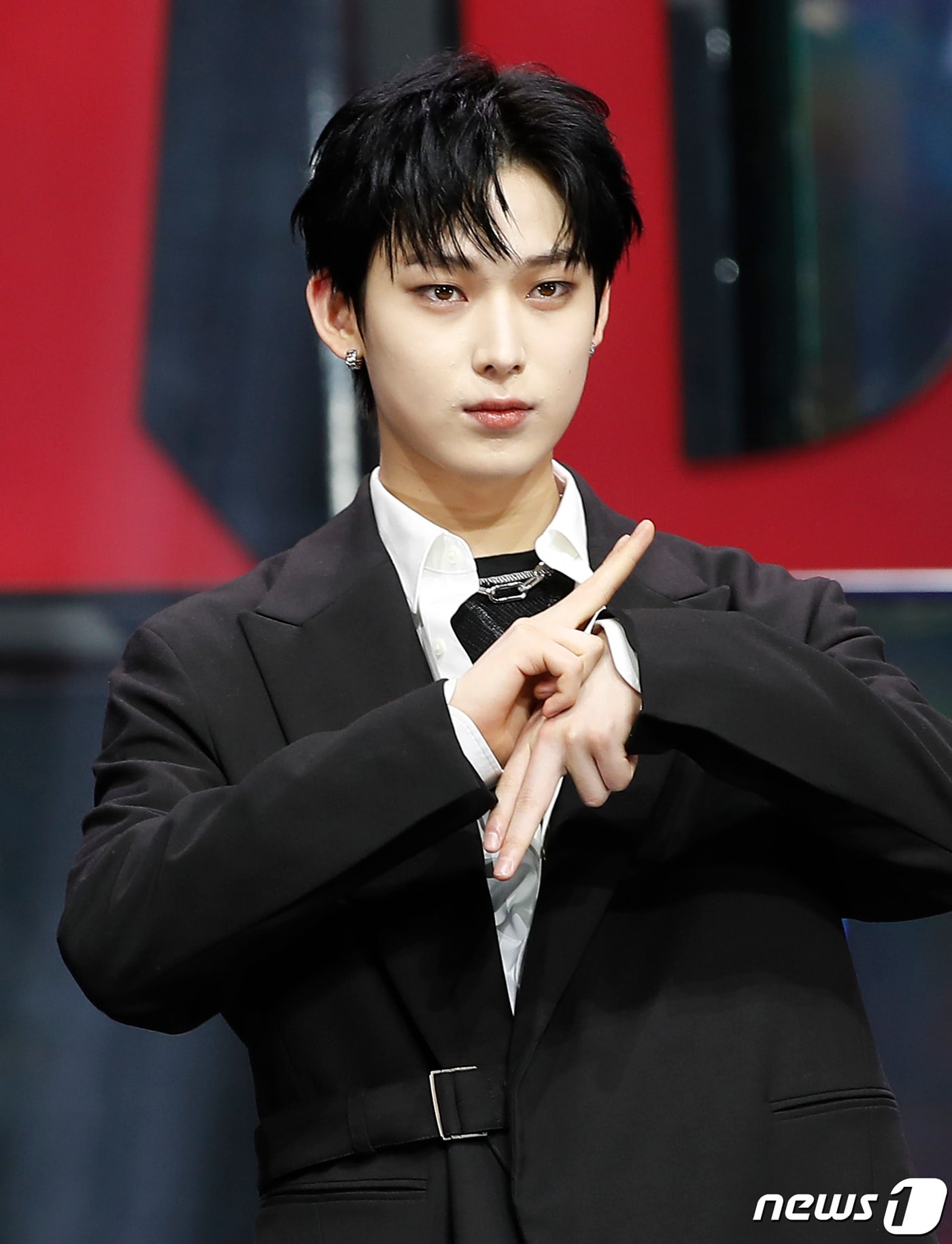 엔하이픈(ENHYPEN) 선우가 10일 서울 광진구 예스24라이브홀에서 열린 정규 1집 리패키지 앨범 ‘DIMENSION : ANSWER’ 쇼케이스에 참석해 포즈를 취하고 있다. 2022.1.10/뉴스1 ⓒ News1 권현진 기자