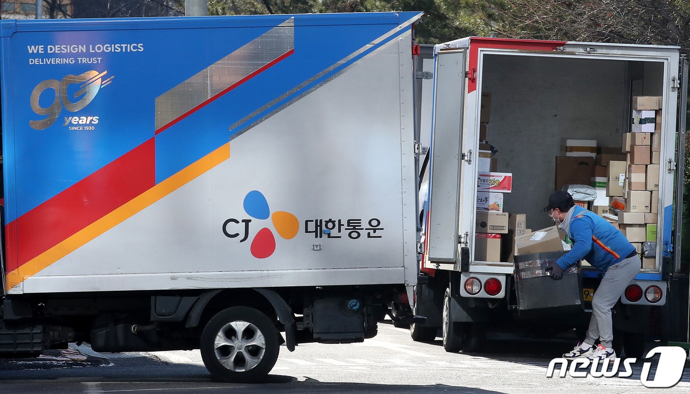 11일 서울시내의 한 CJ대한통운 물류센터에서 직원들이 택배 분류작업을 하고 있다. 2022.1.11/뉴스1 ⓒ News1 박지혜 기자