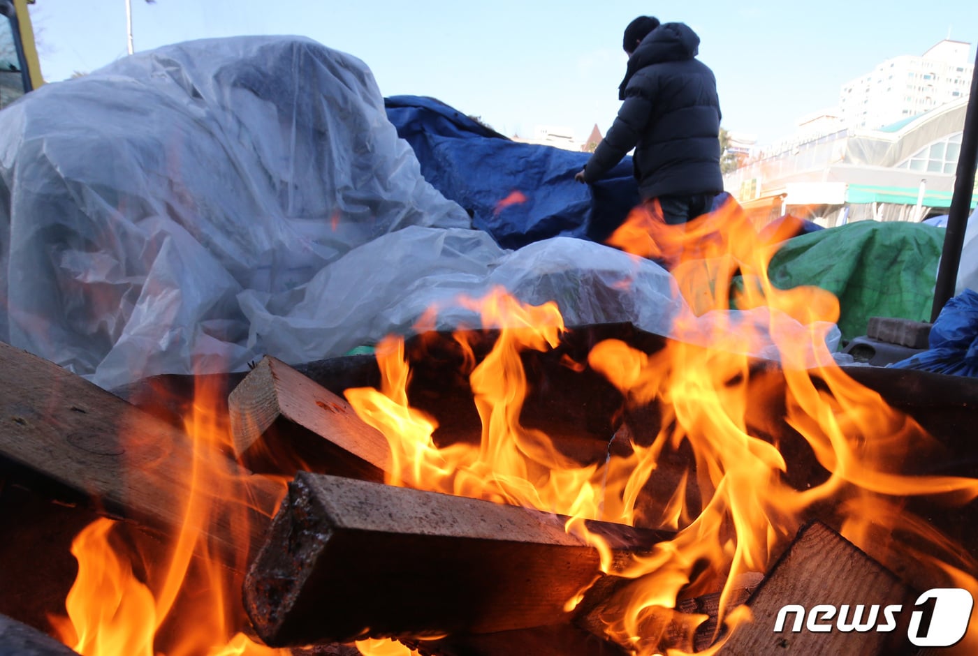 22일 대전·충남은 아침 기온이 -10도 안팎을 보이는 등 강추위가 이어질 것으로 예보됐다. 대전 유성구 노은농수산물시장에서 상인이 추위에 농산물이 얼지 않도록 비닐을 씌우고 있다. /뉴스1 ⓒ News1 김기태 기자