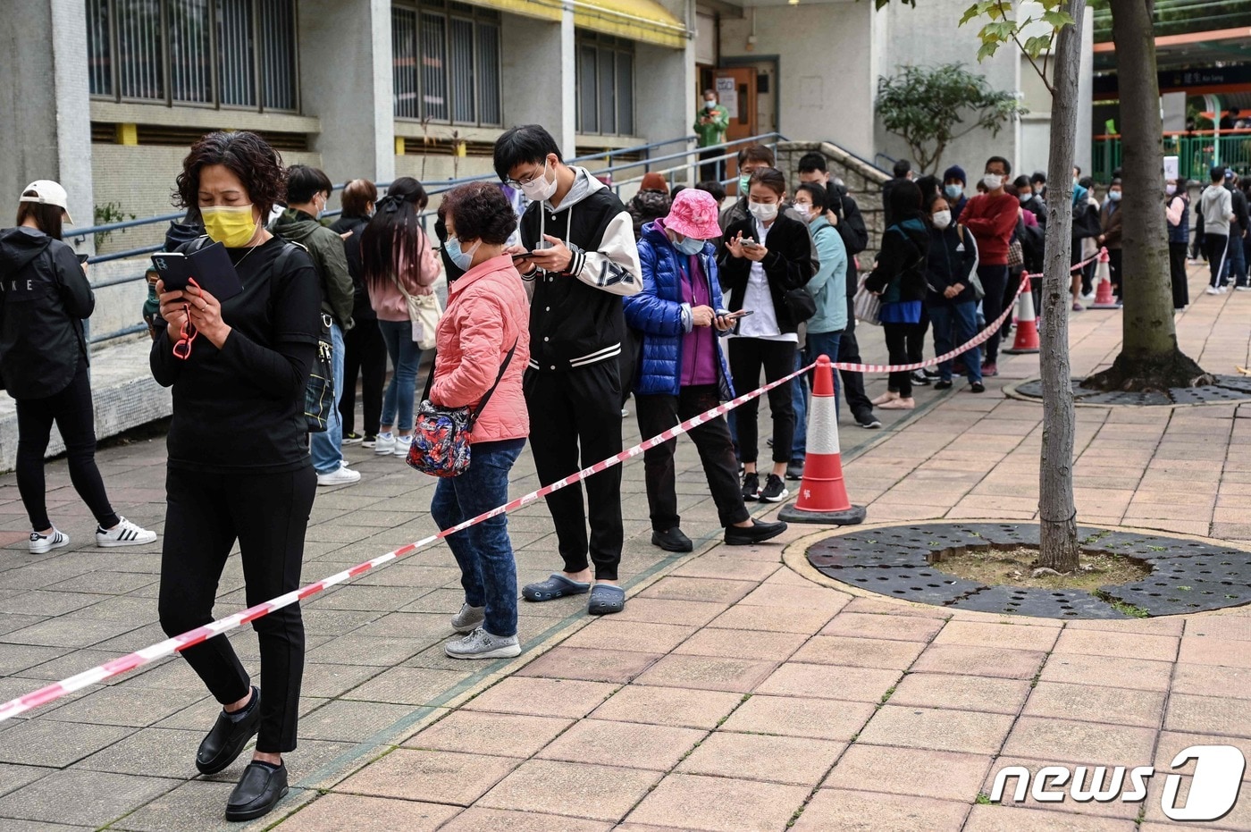 12일&#40;현지시간&#41; 오미크론 변이 확산으로 홍콩의 코로나19 검사소에 주민들이 줄을 서서 검사를 기다리고 있다. ⓒ AFP=뉴스1 ⓒ News1 우동명 기자