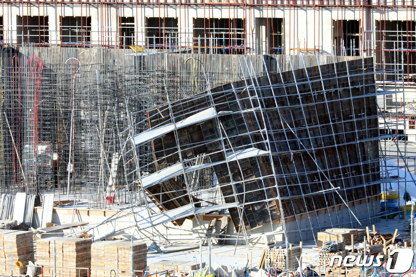 구미 아파트 신축공사 현장서 강풍에 거푸집 붕괴…인명 피해 없어(종합)