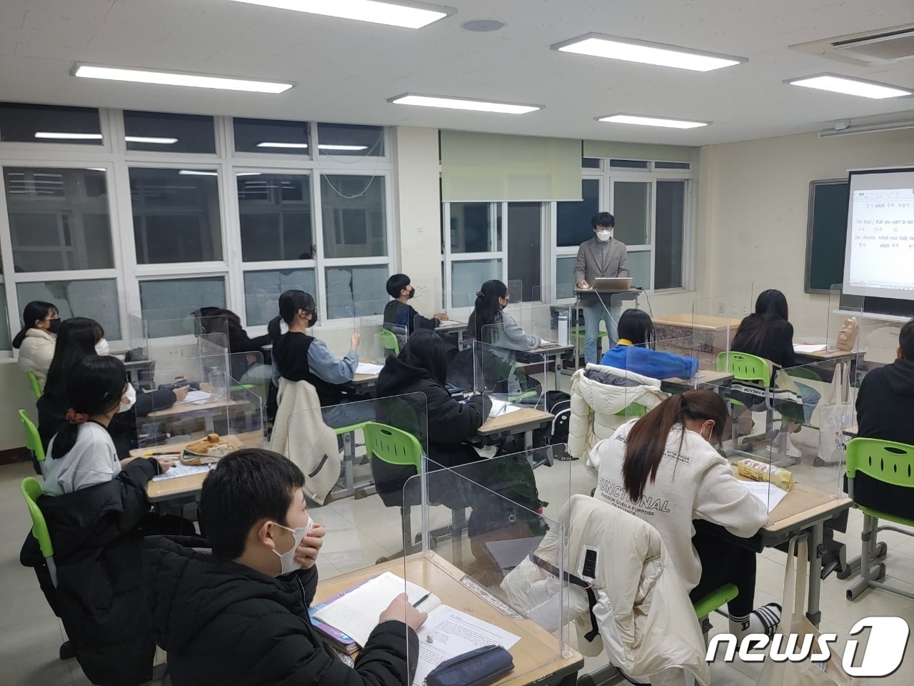 산청 공립학원 우정학사 수업 모습(산청군 제공)ⓒ 뉴스1