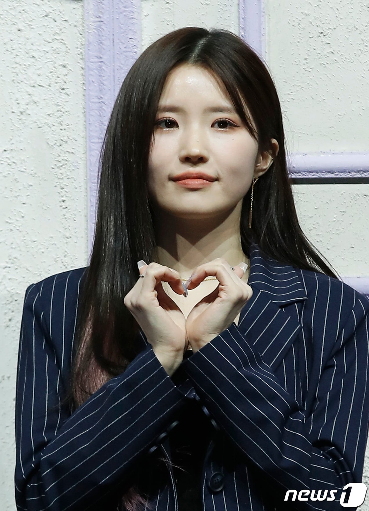 프로미스나인(fromis_9) 송하영이 17일 오후 서울 블루스퀘어에서 열린 미니 4집 '미드나잇 게스트(Midnight Guest)' 발매 기념 쇼케이스에 참석해 포즈를 취하고 있다. 2022.1.17/뉴스1 ⓒ News1 권현진 기자