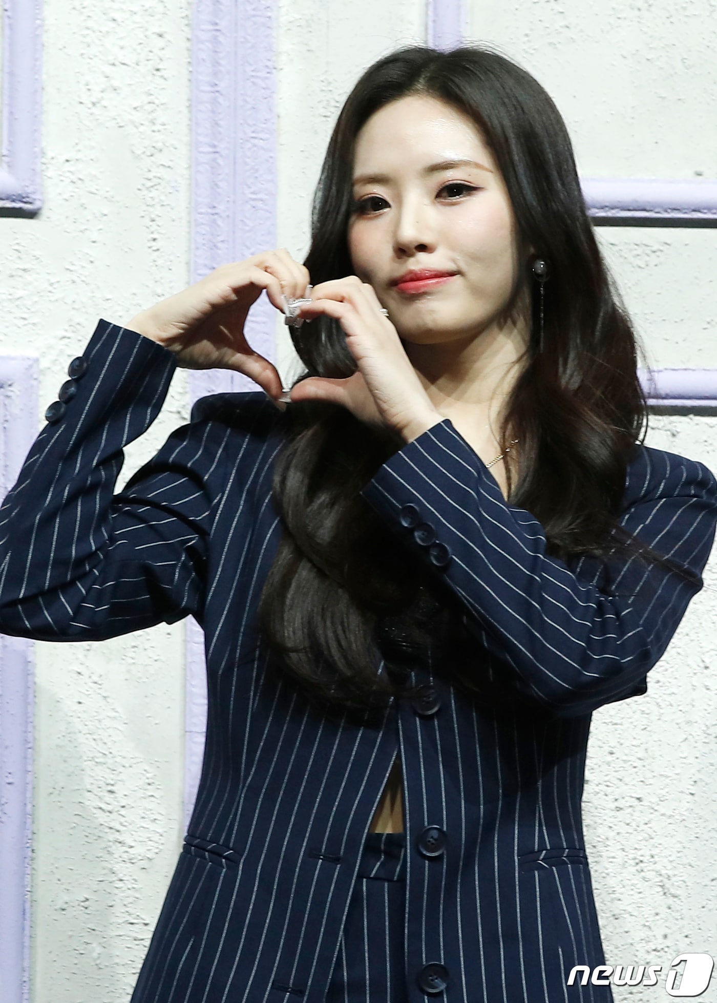 프로미스나인(fromis_9) 박지원이 17일 오후 서울 블루스퀘어에서 열린 미니 4집 '미드나잇 게스트(Midnight Guest)' 발매 기념 쇼케이스에 참석해 포즈를 취하고 있다. 2022.1.17/뉴스1 ⓒ News1 권현진 기자