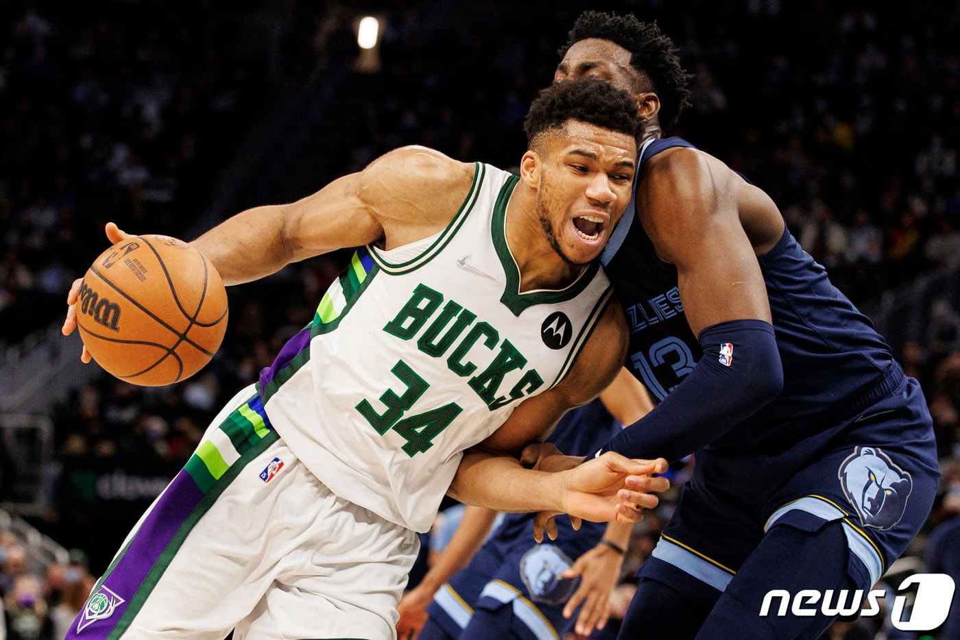 밀워키 야니스 아데토쿤보가 멤피스와 경기에서 드리블을 하고 있다. ⓒ 로이터=뉴스1