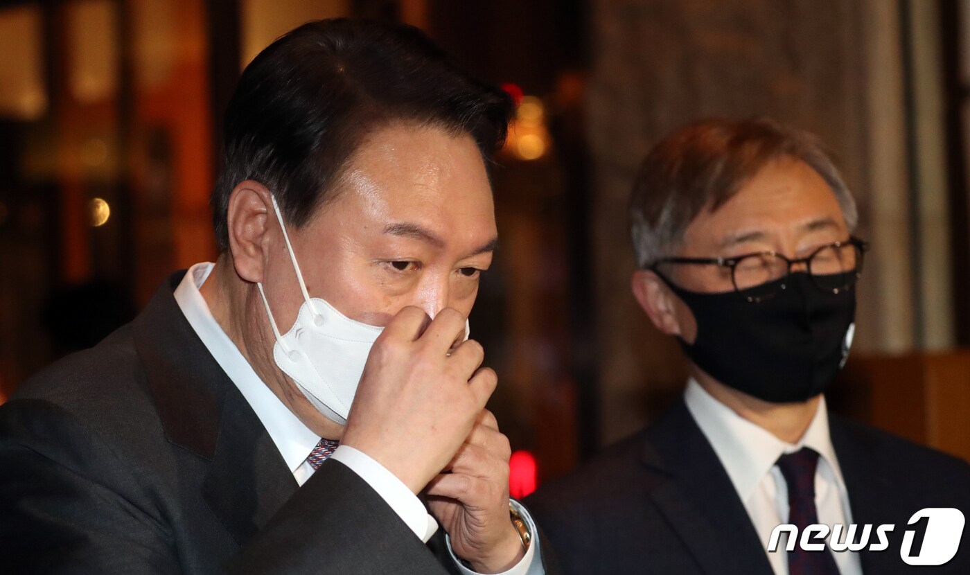 윤석열 국민의힘 대선 후보와 최재형 전 감사원장이 2022년 1월 20일 오후 서울 남산 하얏트호텔에서 비공개 회동을 마치고 취재진 질문에 답변하고 있다. 2022.1.20/뉴스1 ⓒ News1 김명섭 기자