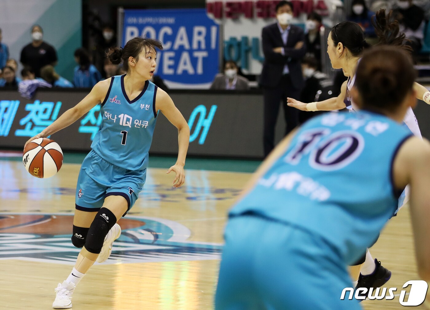 21일 오후 경기 부천실내체육관에서 열린 '삼성생명 2021~2022 여자프로농구' 부천 하나원큐와 인천 신한은행 에스버드의 경기에서 하나원큐 신지현이 드리블을 하고 있다. 2022.1.21/뉴스1 ⓒ News1 정진욱 기자