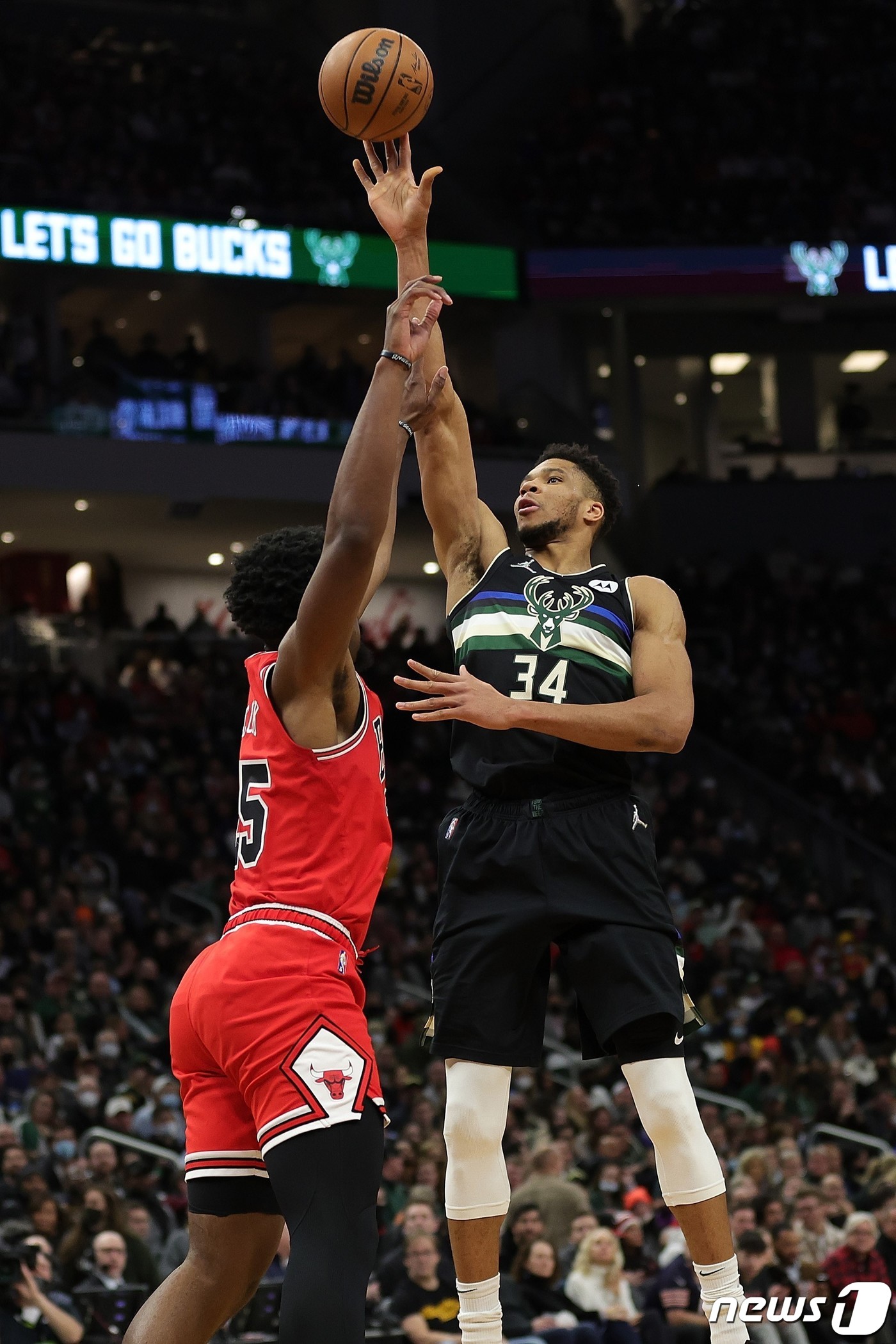 밀워키 벅스 야니스 아테토쿤보가 22일(한국시간) 시카고 불스와의 경기에서 슛을 시도하고 있다. ⓒ AFP=뉴스1