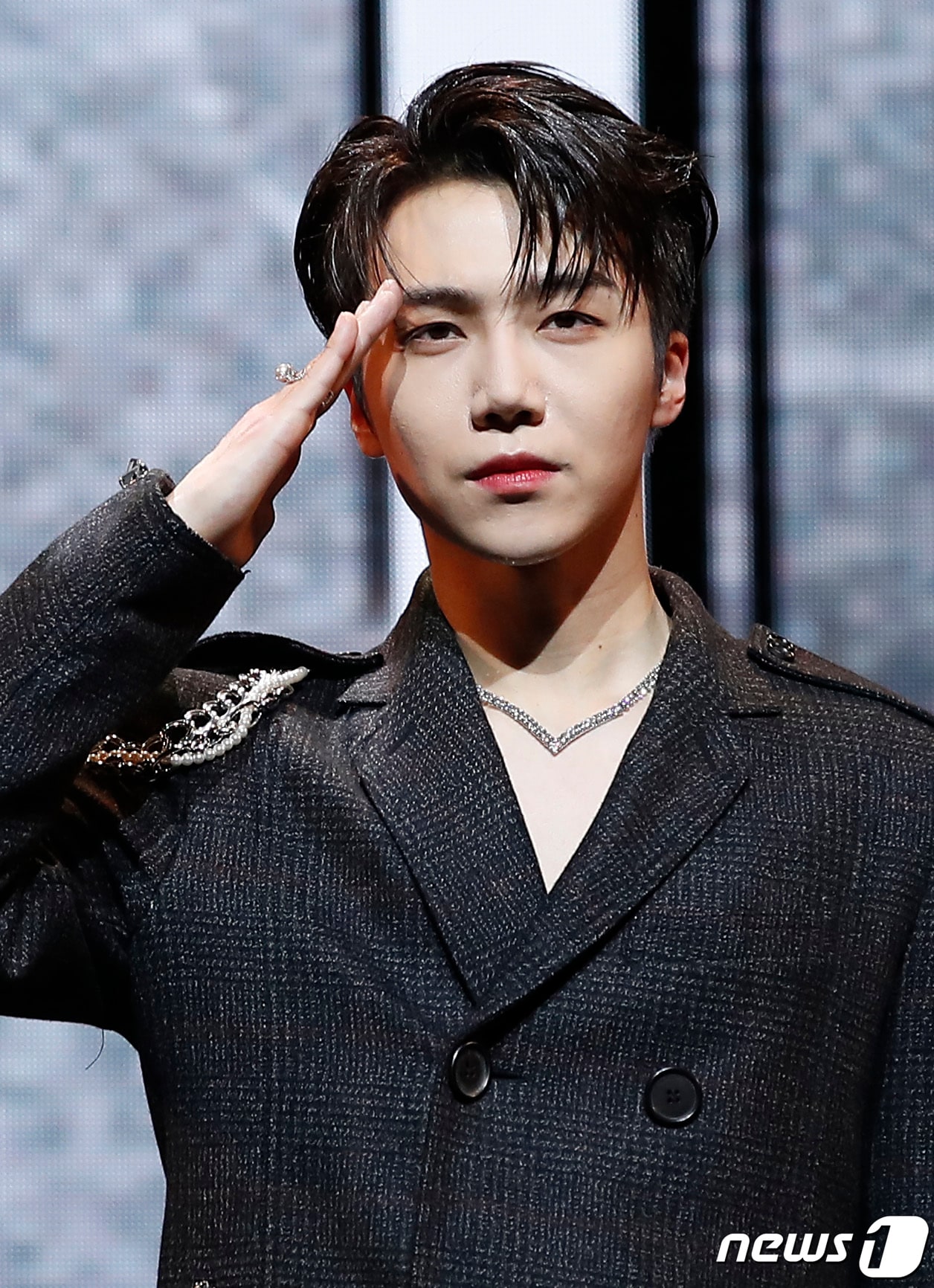 펜타곤(PENTAGON) 진호가 24일 오후 서울 광진구 예스24라이브홀에서 열린 열두 번째 미니앨범 '인바잇유(IN:VITE U)' 쇼케이스에 참석해 포즈를 취하고 있다. 2022.1.24./뉴스1 ⓒ News1 권현진 기자