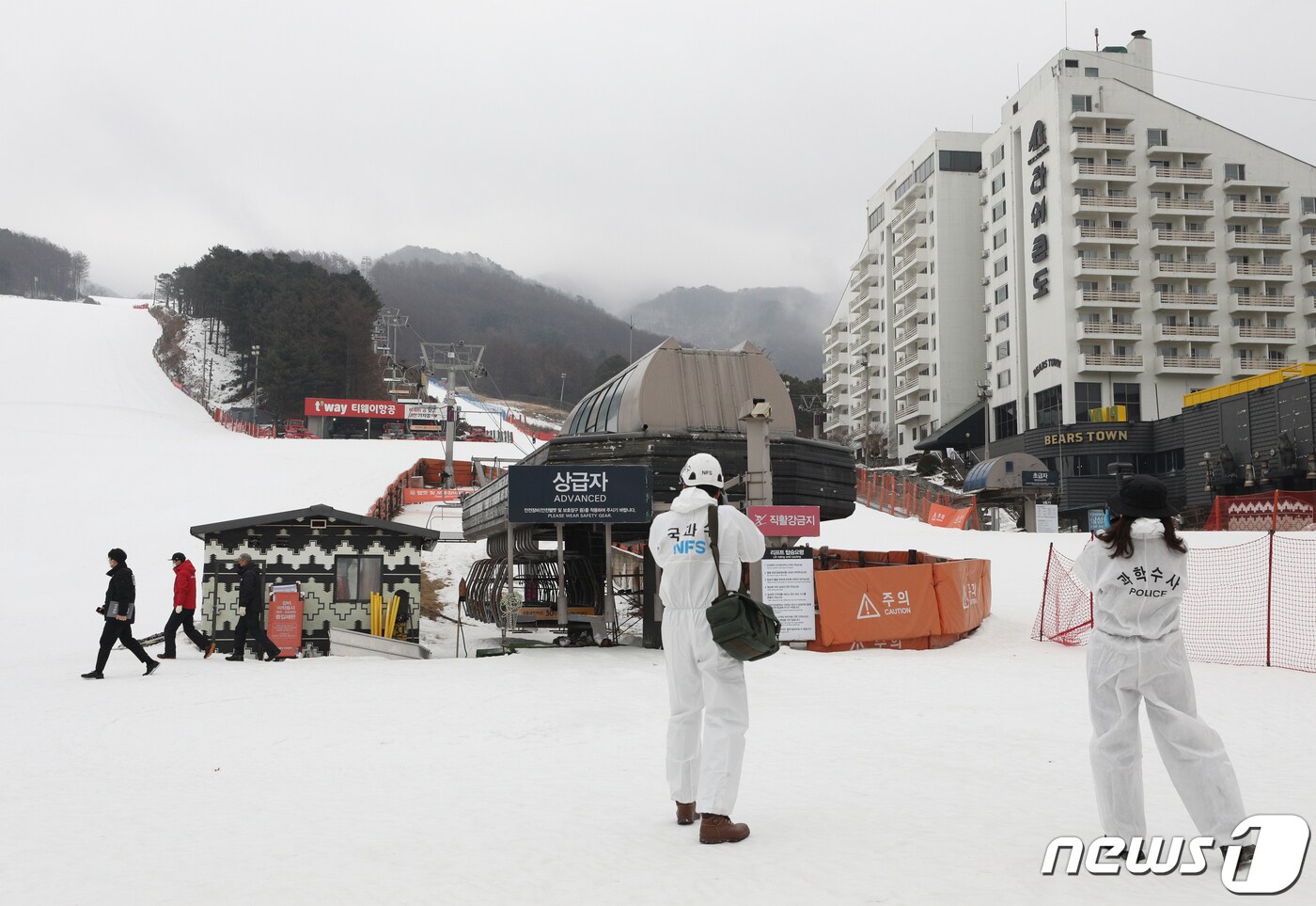 25일 오전 스키장 리프트 역주행 사고가 발생한 경기도 포천시 베어스타운에서 경찰과 국립과학수사연구원 관계자들이 리프트를 감식하고 있다. 지난 22일 상급자 코스 슬로프 정상을 향해 올라가던 리프트가 갑자기 역주행하는 사고가 발생했으며 경찰은 감속기 기계 고장을 사고의 원인으로 추정하고 있다. 2022.1.25/뉴스1 ⓒ News1 신웅수 기자