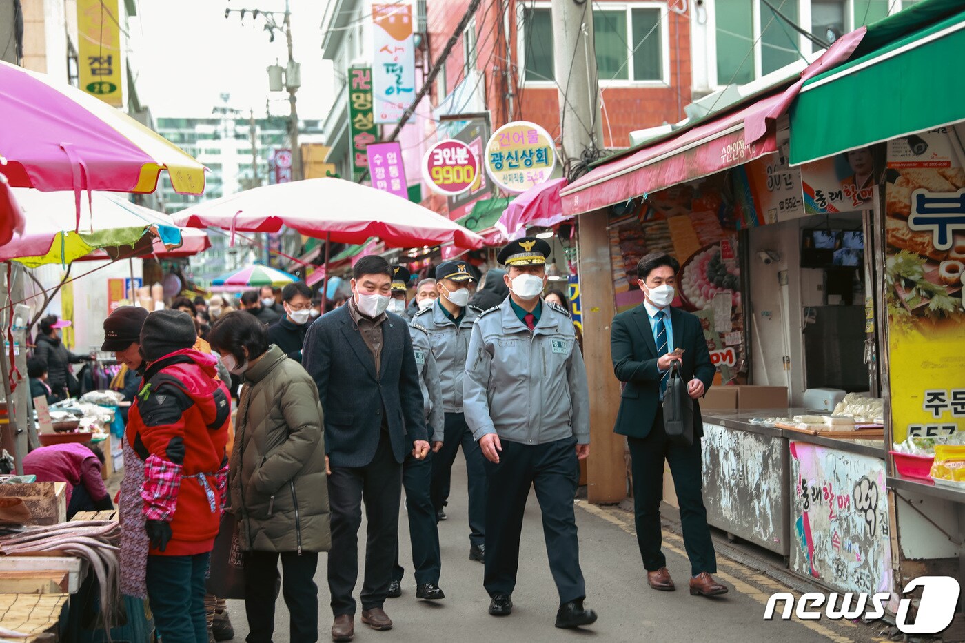 이규문 부산경찰청장(오른쪽 두 번째)이 설 명절을 앞둔 25일 오후 부산 동래구 수안동 동래시장을 방문해 치안상태를 점검하고 있다.2022.1.25.(부산경찰청 제공) ⓒ 뉴스1