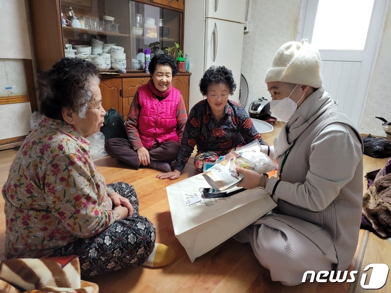 낙산사·무산복지재단, 어르신 설 명절 선물 전달.(무신복지재단 제공)2022.1.26/뉴스1