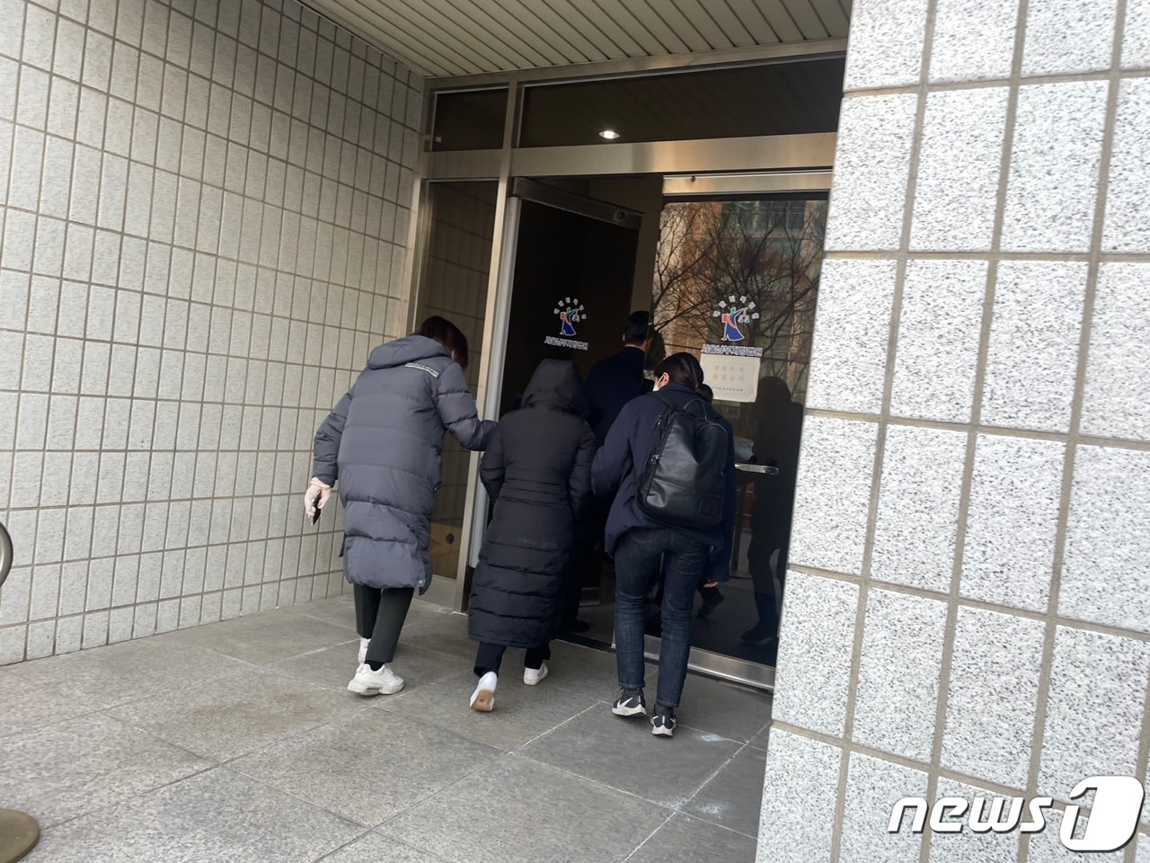 원모씨가 구속 전 피의자심문(영장실질심사)을 받기 위해 서울남부지법에 출석하는 모습. ⓒ 뉴스1
