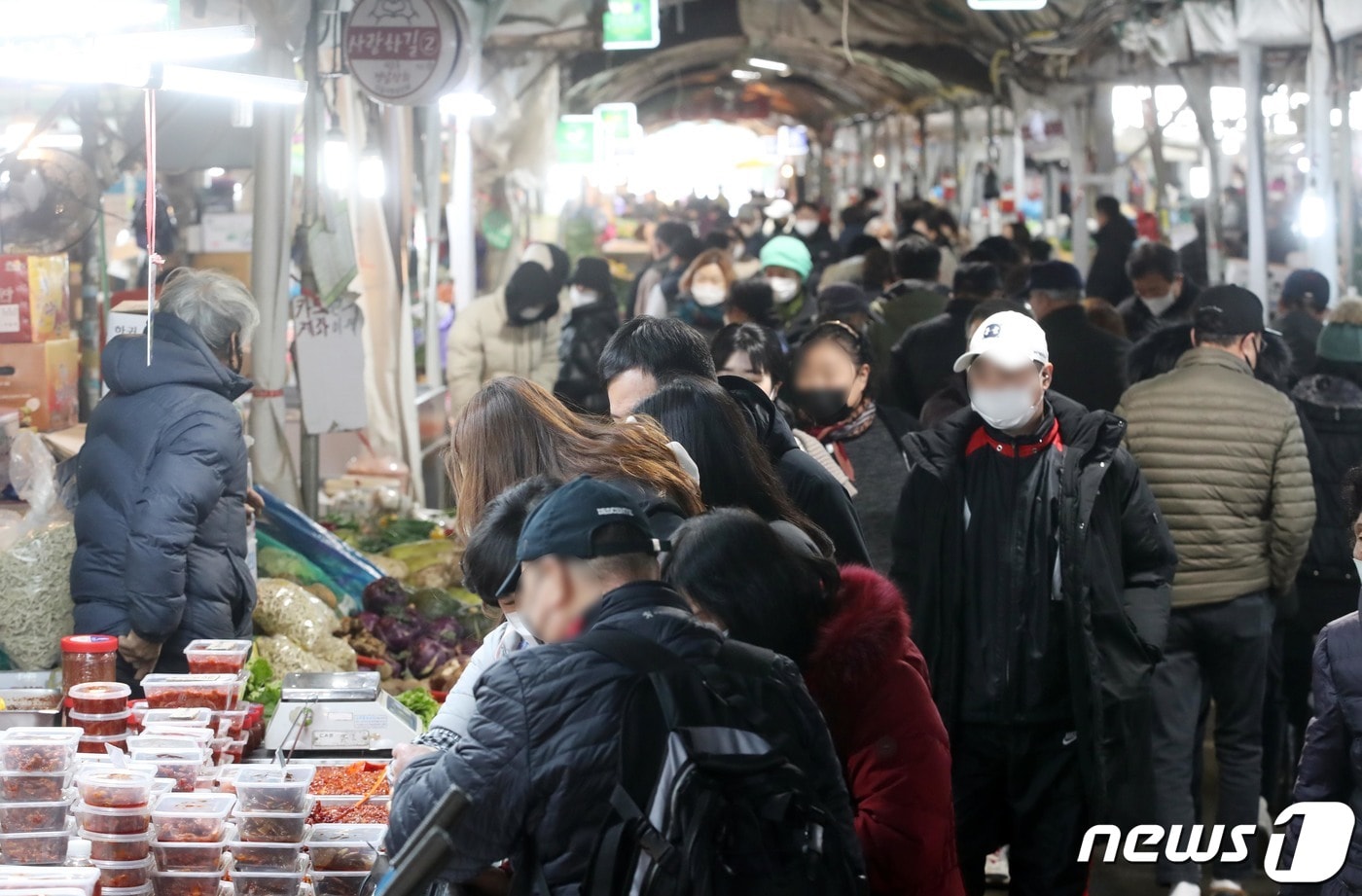 제주시 민속오일시장에서 도민과 관광객들이 장을 보고 있다. 2022.1.27/뉴스1 ⓒ News1 오현지 기자