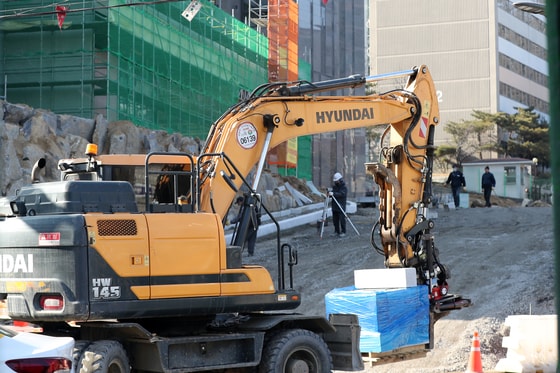 서울 시내 한 공사장에서 공사 관계자들이 작업을 하고 있다. /뉴스1 ⓒ News1 황기선 기자