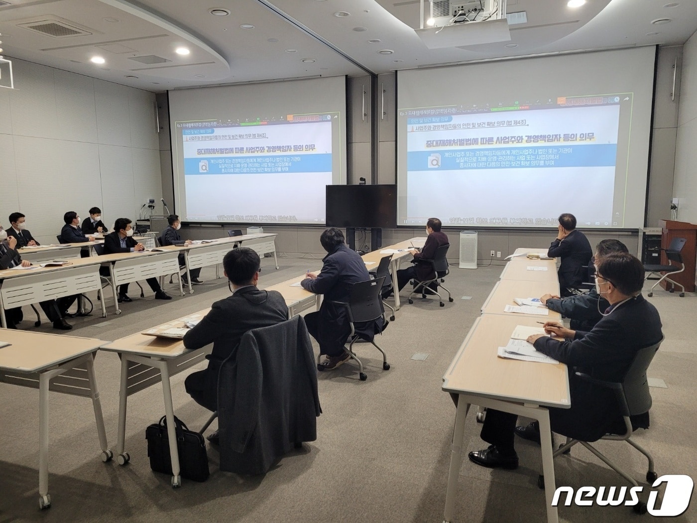 부산항 관련 기관 재해실무자들이 '부산항 안전관리 상설협의체 실무회의'를 하고 있다(부산항만공사 제공)ⓒ 뉴스1