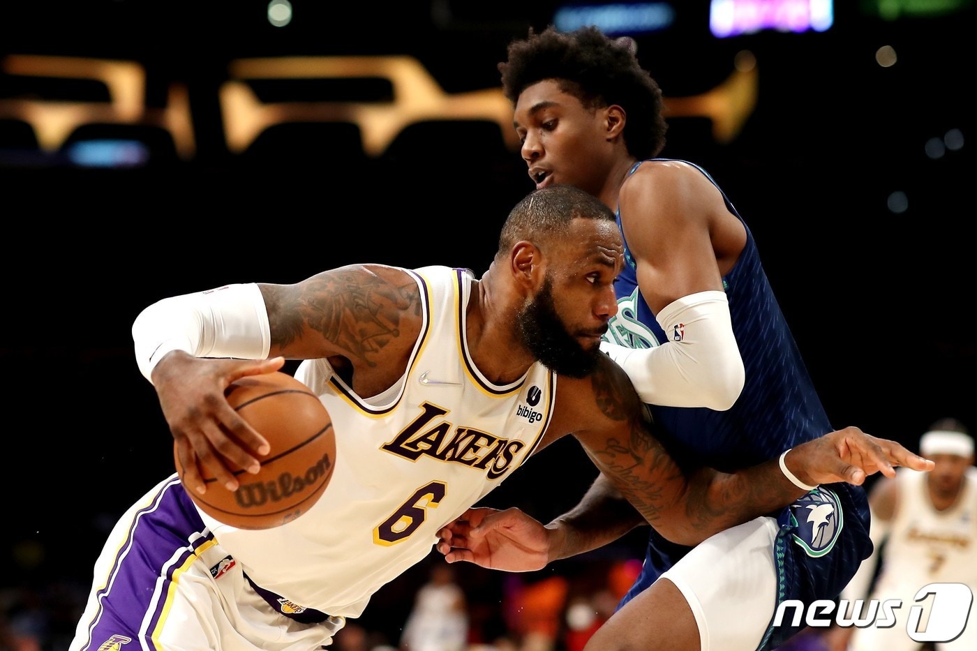 LA 레이커스 르브론 제임스가 3일(한국시간) 미네소타 팀버울브스와의 경기에서 돌파를 시도하고 있다. ⓒ AFP=뉴스1
