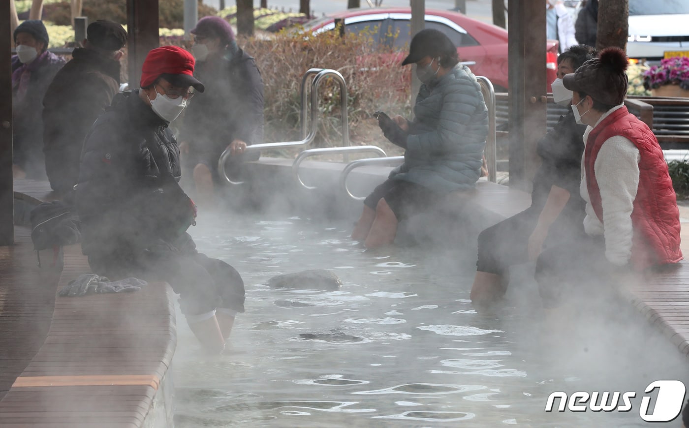  대전 유성구 족욕체험장에서 시민들이 족욕을 하며 추위를 녹이고 있다. 2022.1.5/뉴스1 ⓒ News1 김기태 기자