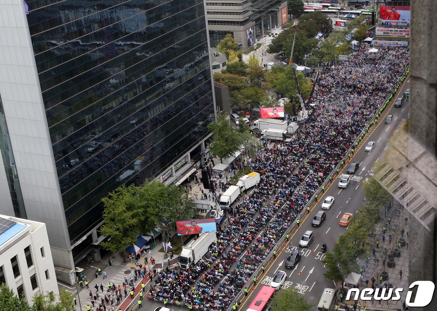 한글날 연휴 마지막 날인 10일 서울 종로구 세종대로 동화면세점 일대에서 자유통일당 등 보수단체 주최로 '자유통일을 위한 천만서명 국민대회' 집회가 진행되고 있다. 2022.10.10/뉴스1 ⓒ News1 이동해 기자