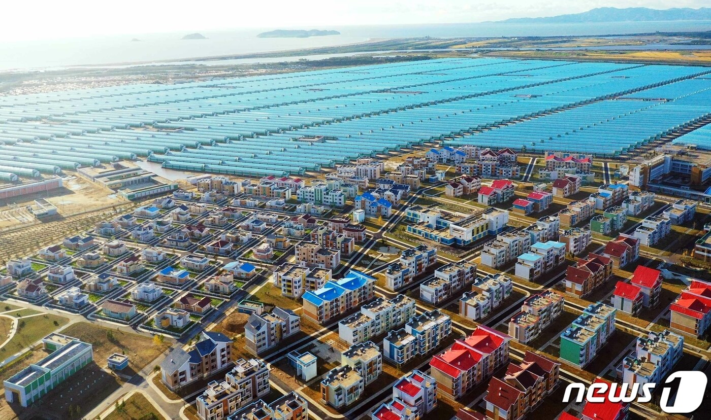 (평양 노동신문=뉴스1) = 북한 노동당 기관지 노동신문은 11일 '당 창건 기념일'(10월10일) 77주년을 맞아 연포온실농장 준공식이 열렸다고 전했다. [국내에서만 사용가능. 재배포 금지. DB 금지. For Use Only in the Republic of Korea. Redistribution Prohibited] rodongphoto@news1.kr