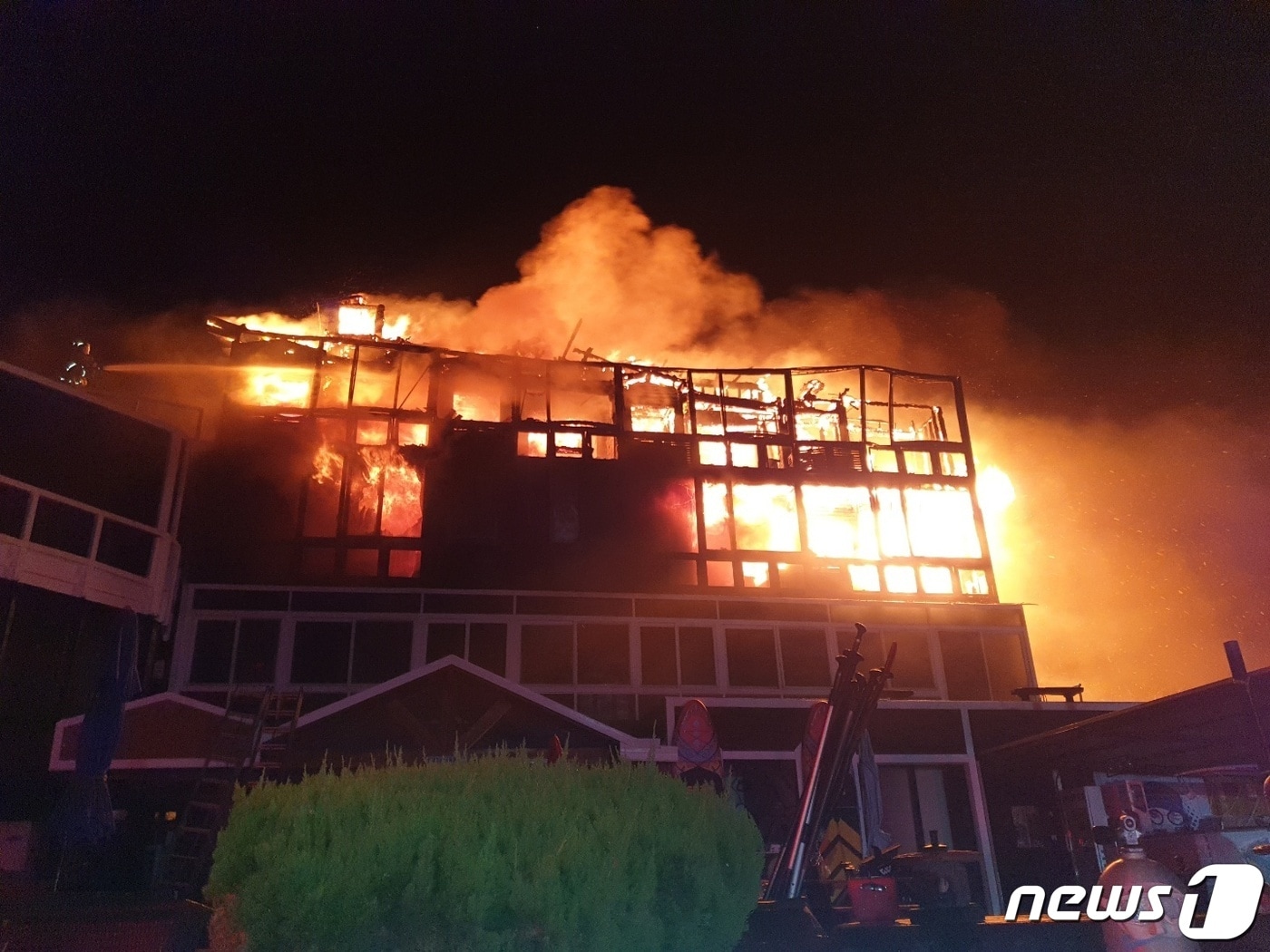 11일 제주 펜션 화재 현장.&#40;제주소방안전본부 제공&#41;