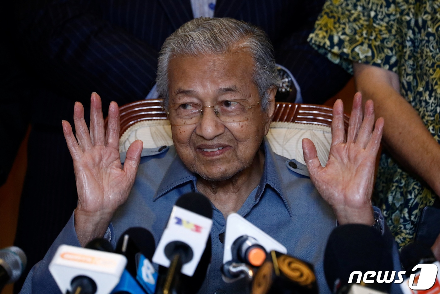 11일 (현지시간) 말레이시아 푸트라자야에서 마하티르 모하맛 전 말레이시아 총리(97)가 기자회견에 참석해 양 손을 편 채 들고 있다. ⓒ News1 한병찬 기자